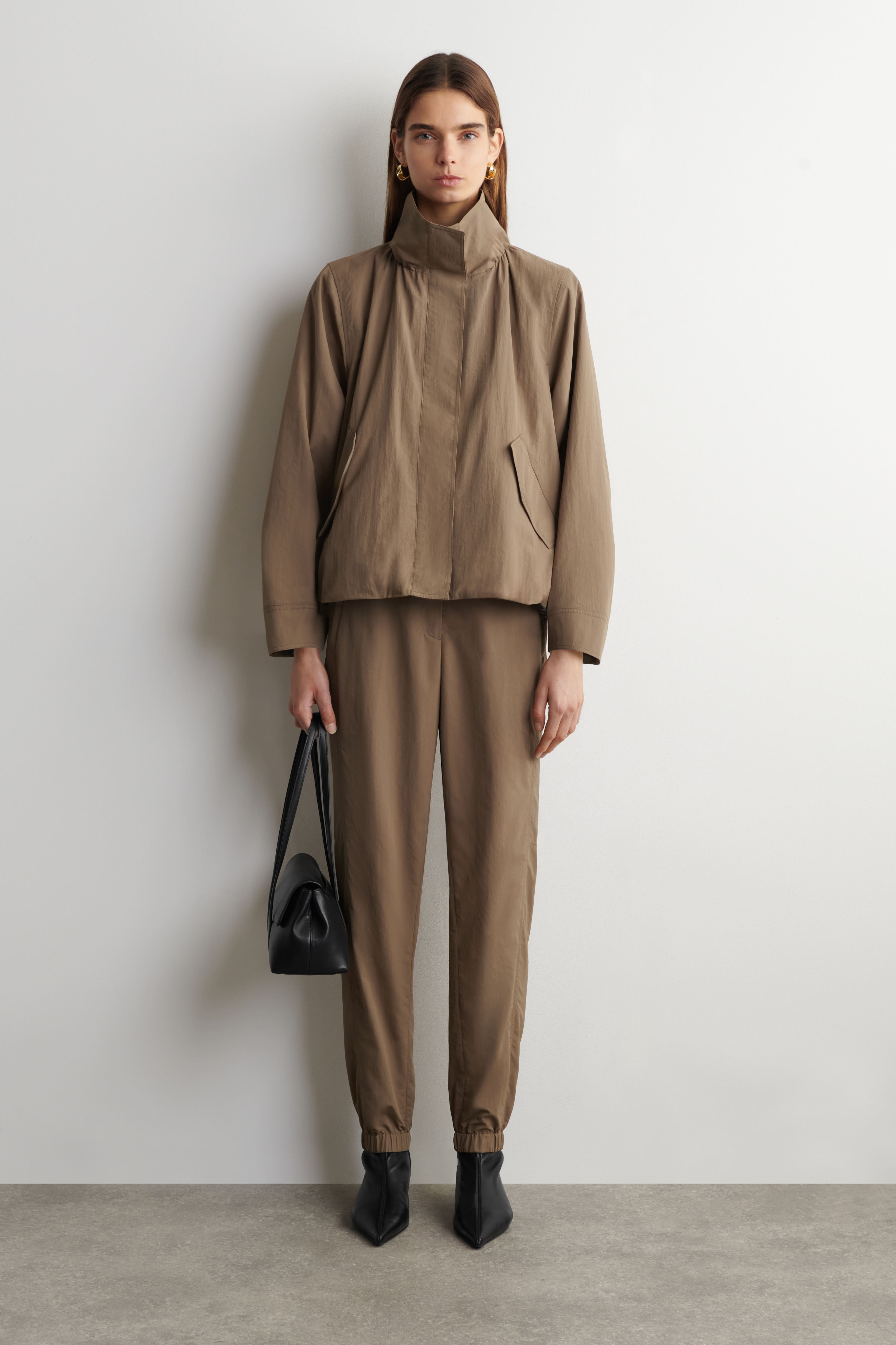 TEKNISKE NYLON BUKSER MED TØNDEBEN - BEIGE