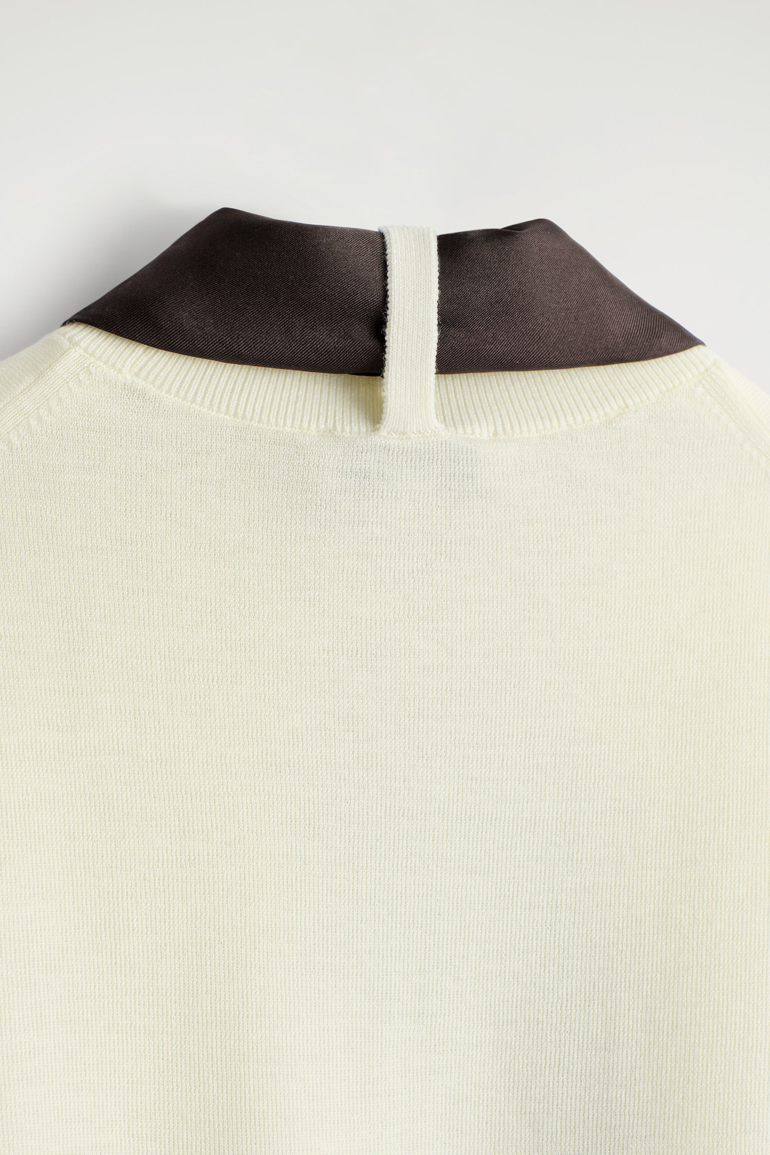 T-SHIRT AUS MERINOWOLLE MIT SCHALDETAIL - ELFENBEIN/SCHOKOLADENBRAUN/BLACK / GREEN - 7