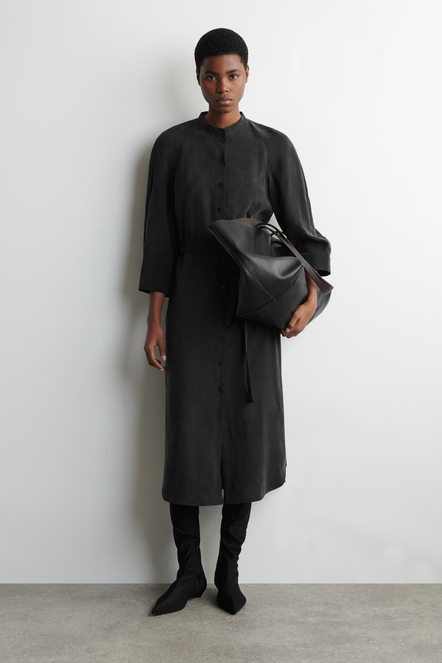 Midi skjortekjole uten krage med belte - SVART - 5