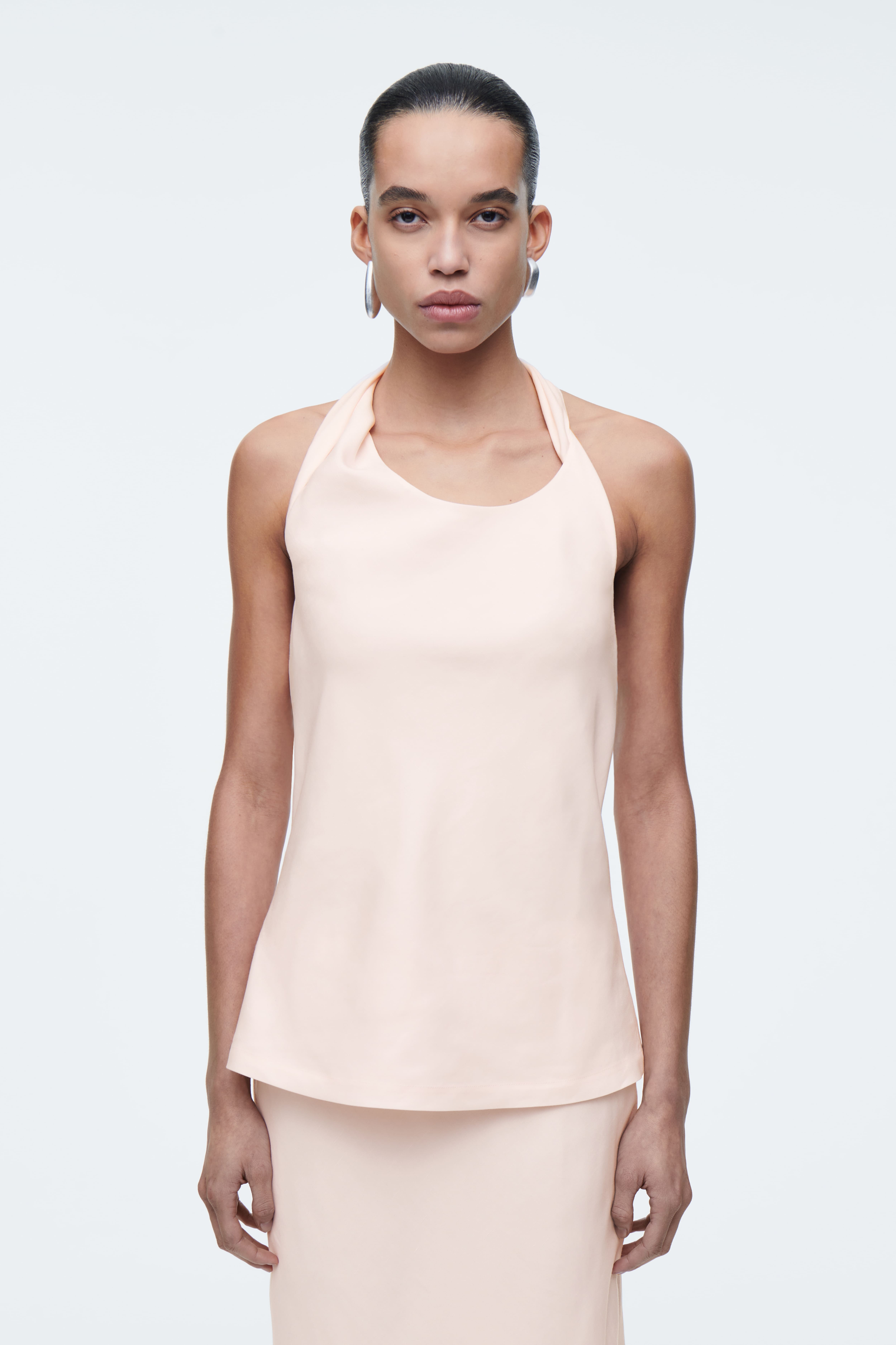 TOPP I LINNEBLANDNING MED VRIDEN DETALJ - LJUSROSA/SVART