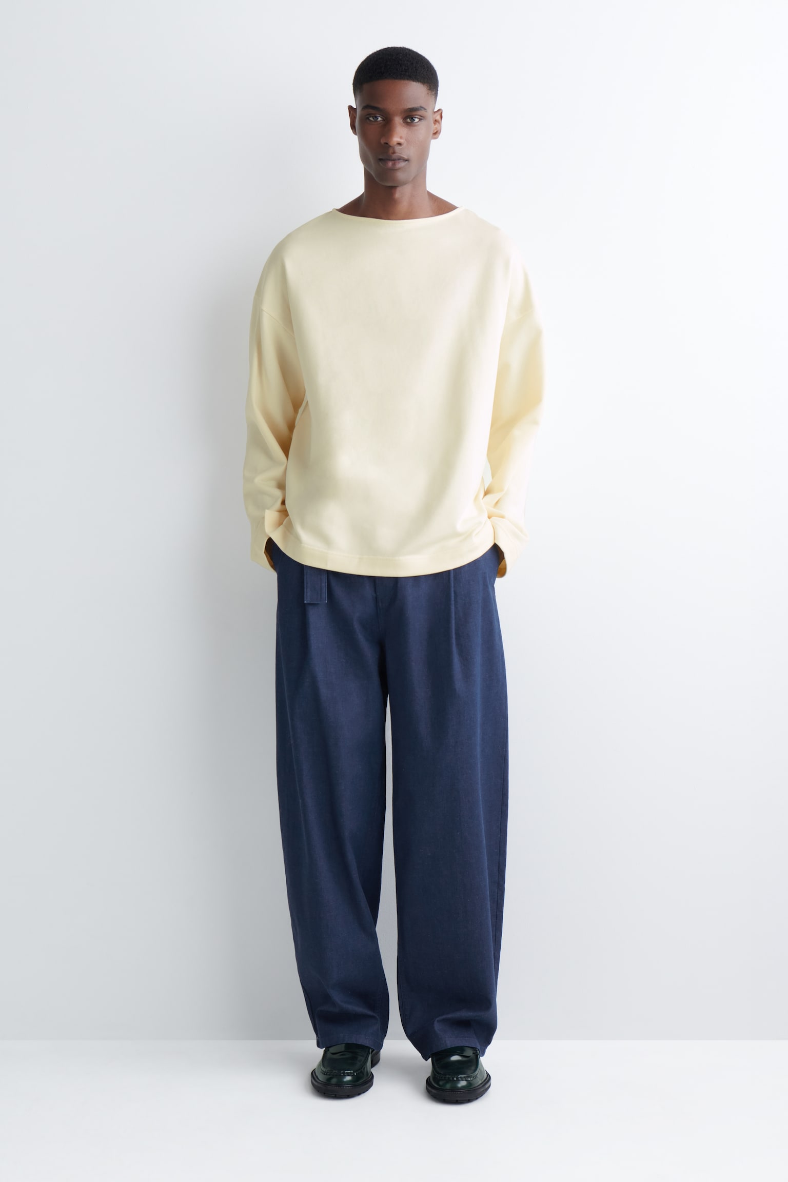 Wijdvallende trui met boothals - Botergeel - 5