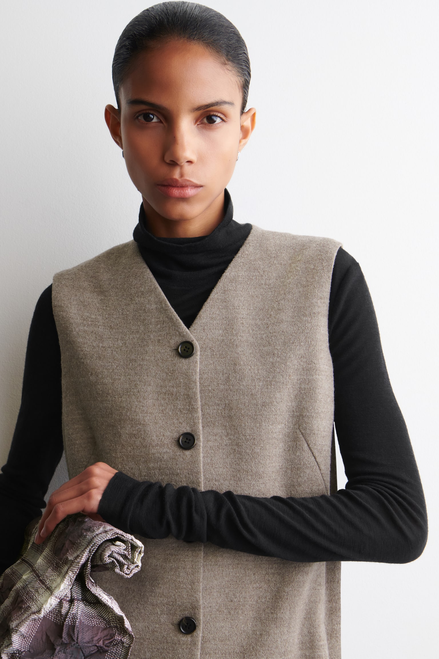 SKIFTEKJOLE I MERINOULD MED KNAPPER - MELERET BEIGE/SORT - 4