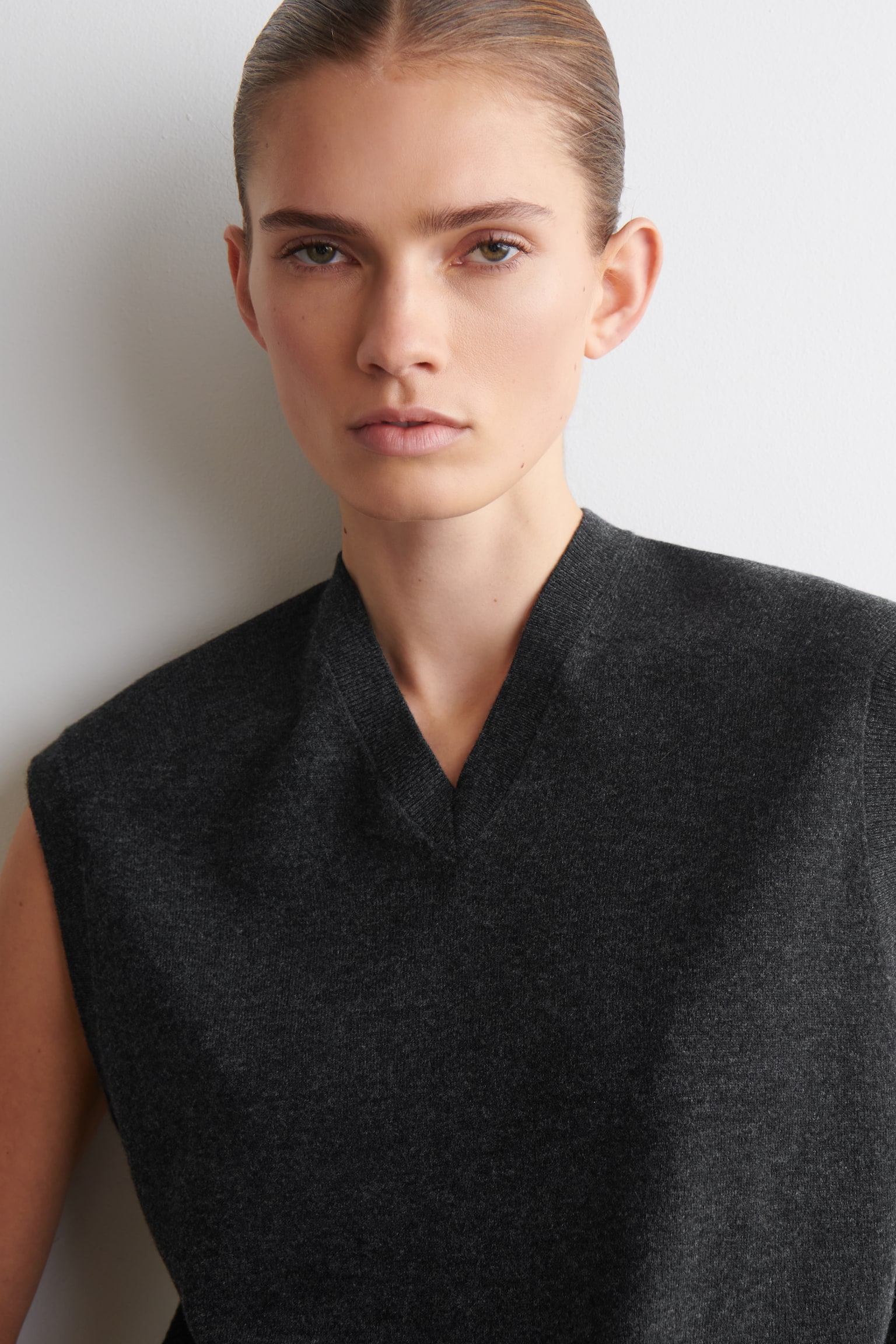 VÄST I MERINOULL MED V-RINGNING - MÖRKGRÅ - 4