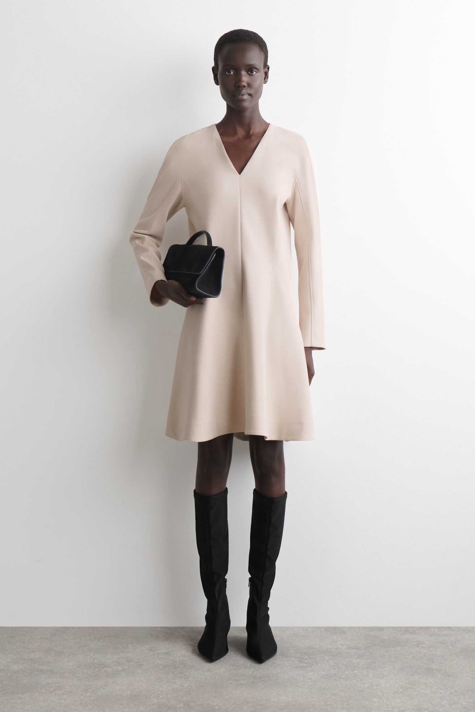 Skreddersydd minikjole med V-hals - BEIGE - 1