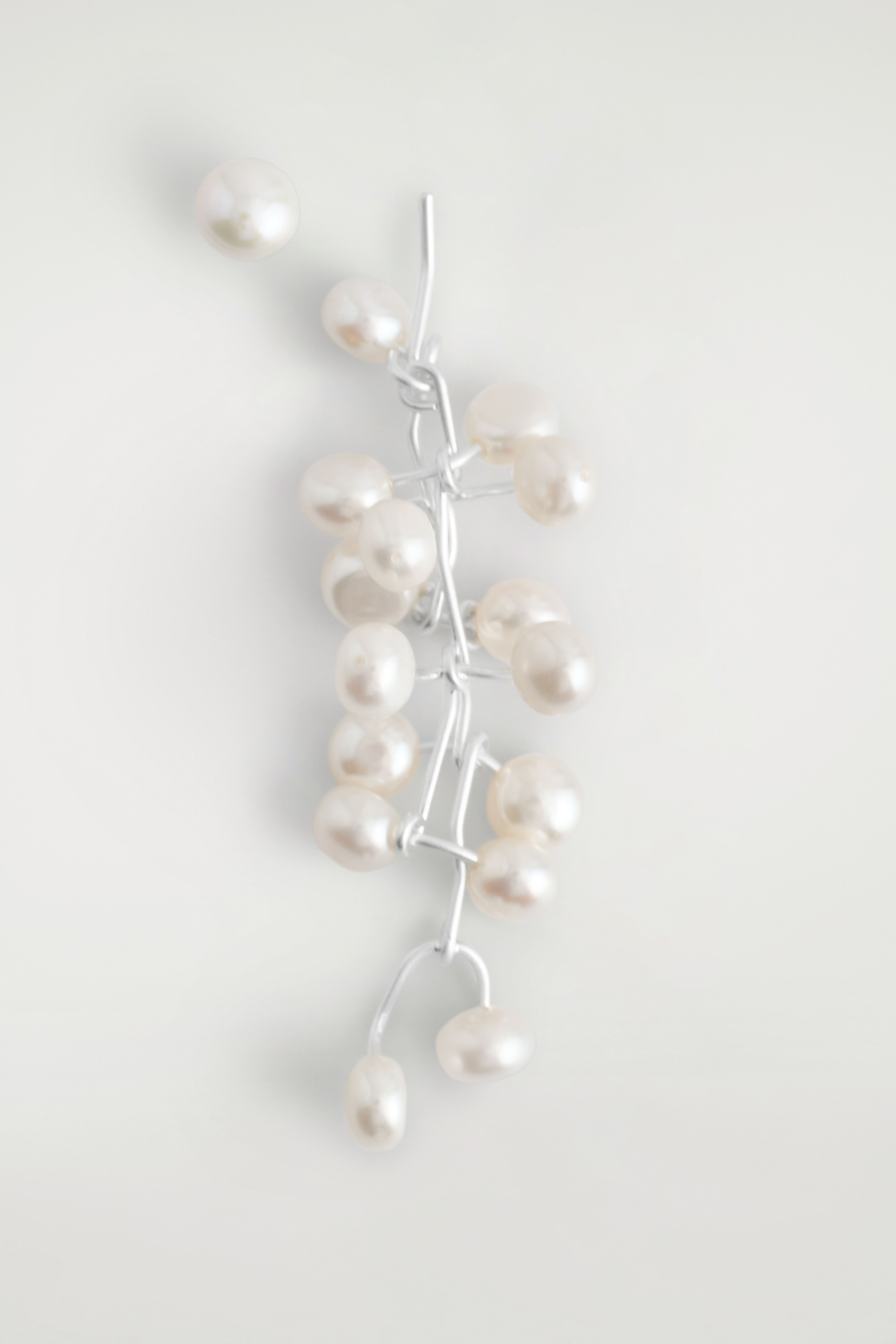 UNGLEICHE OHRRINGE MIT SÜSSWASSERPERLEN - SILBER