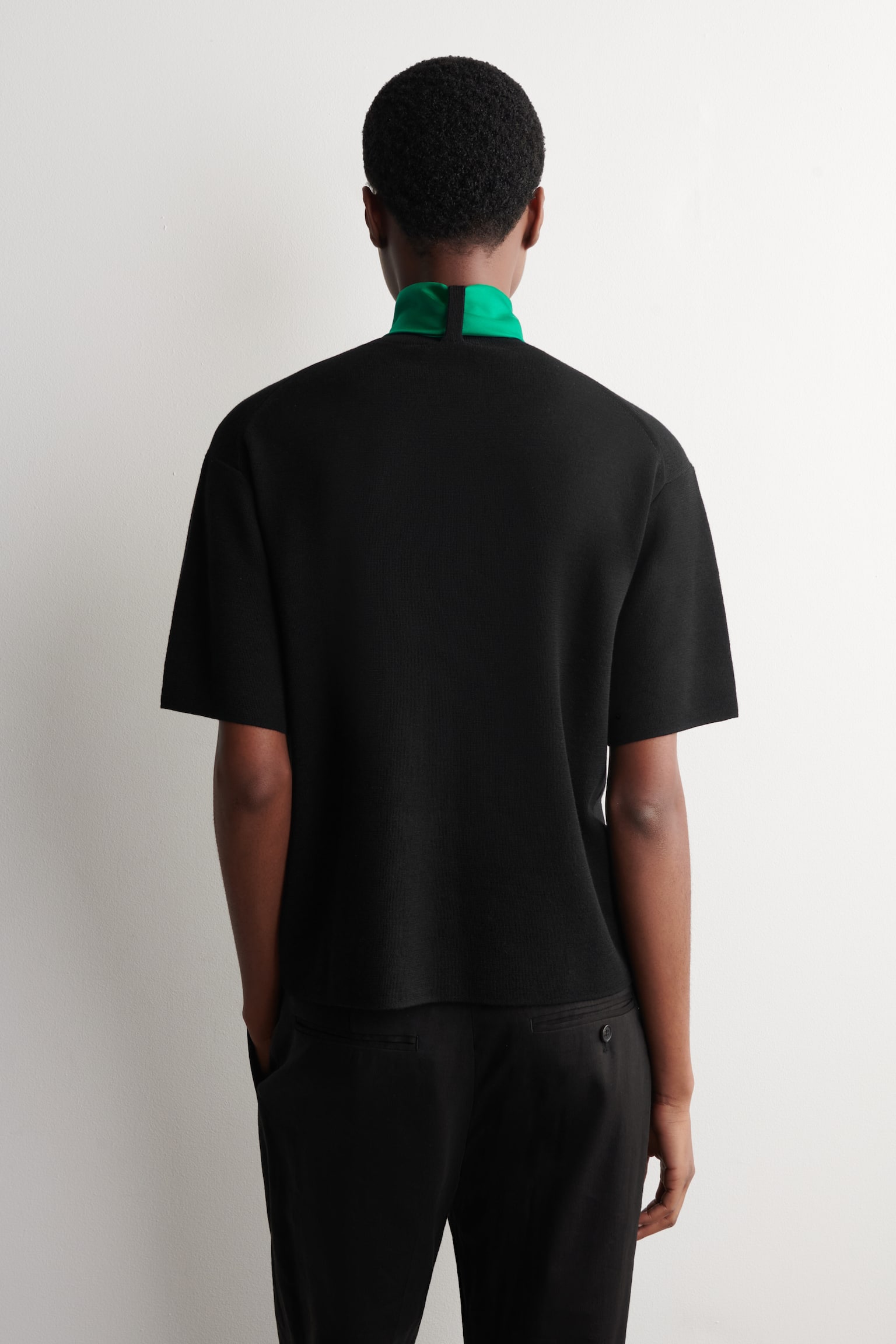 T-SHIRT AUS MERINOWOLLE MIT SCHALDETAIL - BLACK / GREEN/ELFENBEIN/SCHOKOLADENBRAUN - 4