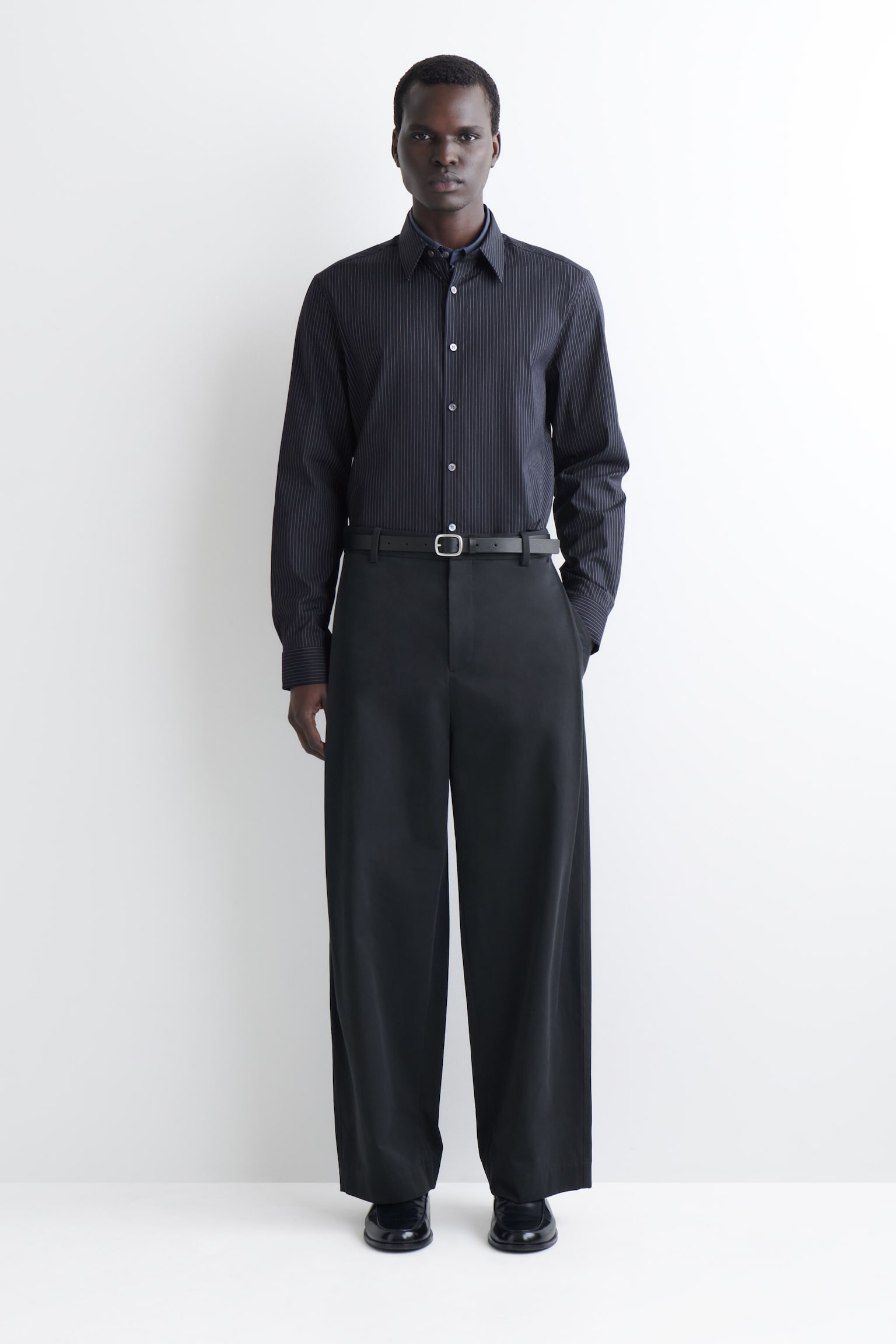 SCHMAL GESCHNITTENES HEMD AUS BAUMWOLL-POPELINE - NAVYBLAU/NADELSTREIFEN/WEISS - 6