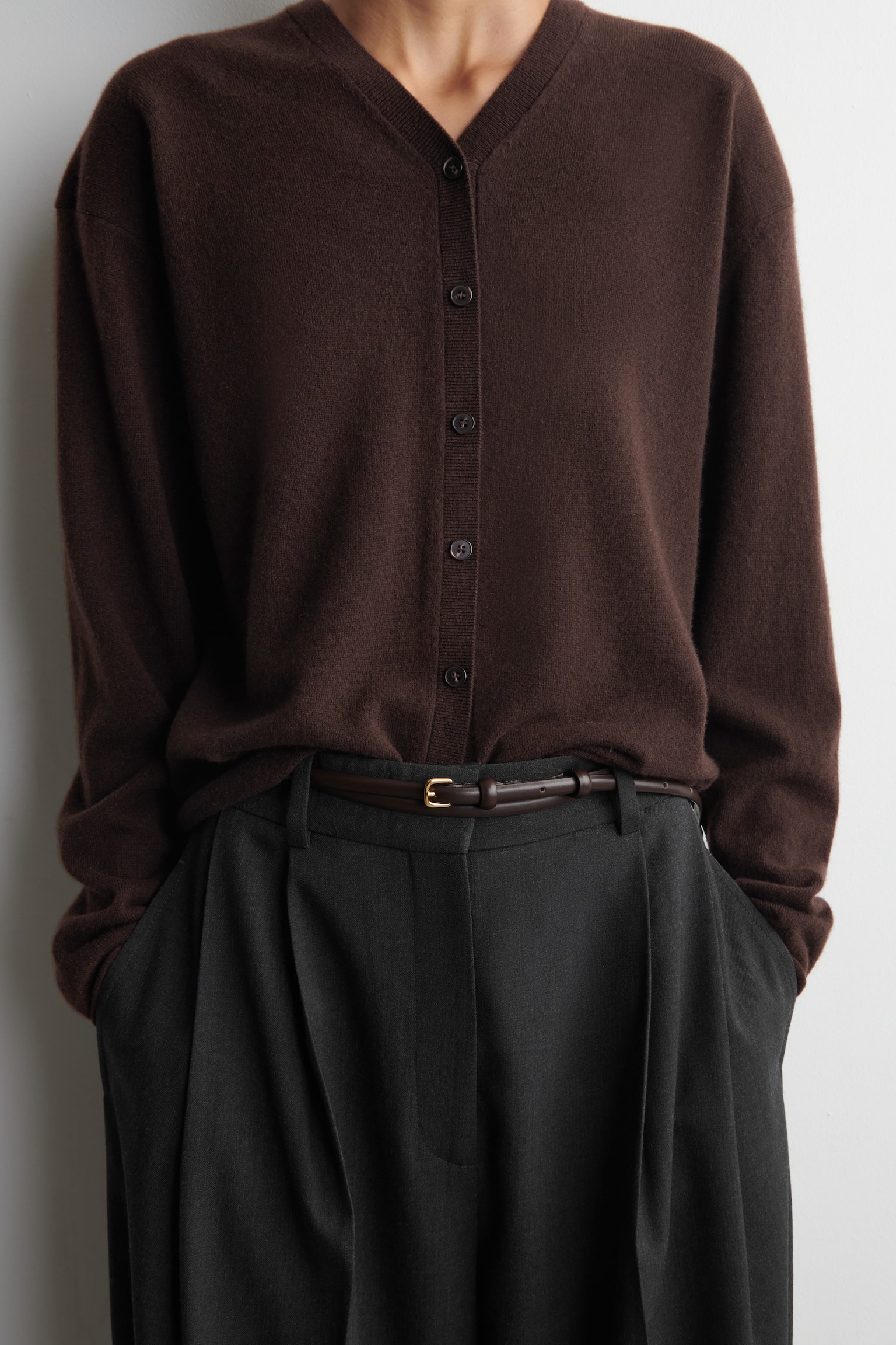 CARDIGAN I MERINOULD MED V-HALS - MØRKEBRUN/MELERET BEIGE/RØD - 3