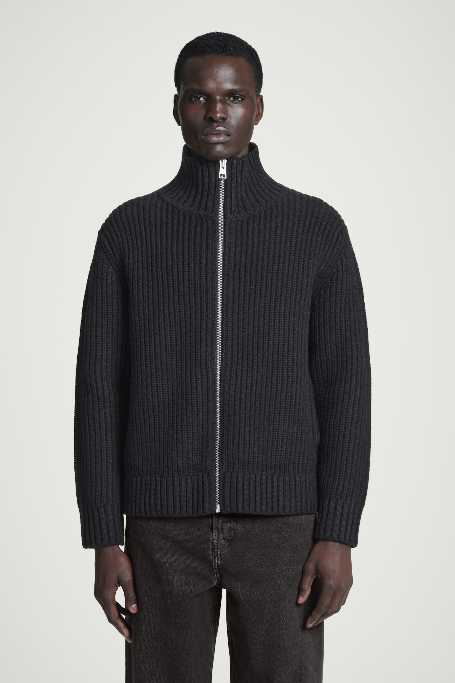 FUNNEL-NECK KNITTED WOOL JACKET - NAVY/BEIGE