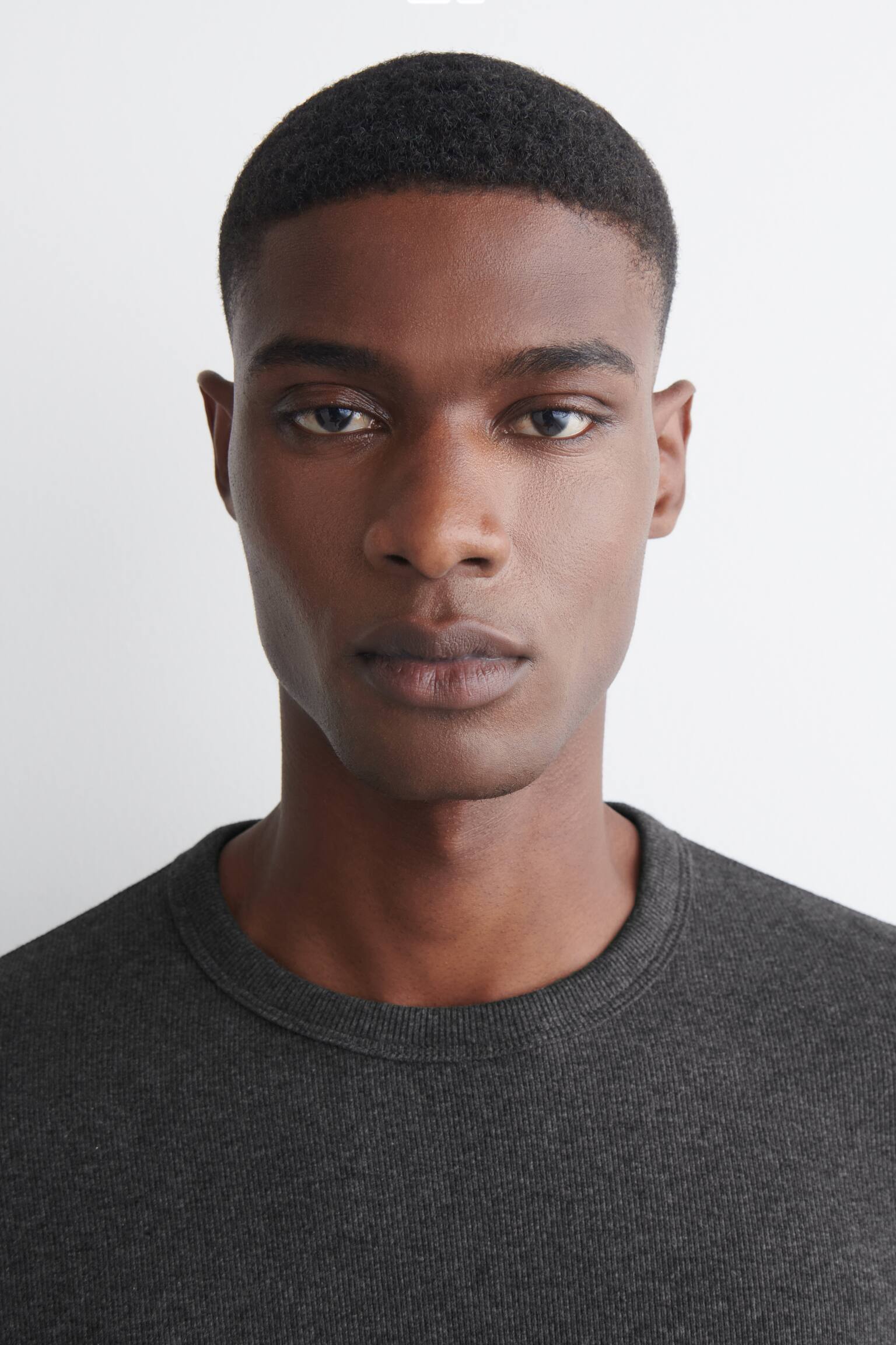 SMAL RIBBSTICKAD LÅNGÄRMAD T-SHIRT I BOMULL - MÖRKGRÅMELERAD/SVART/VIT/MÖRKGRÅMELERAD - 4