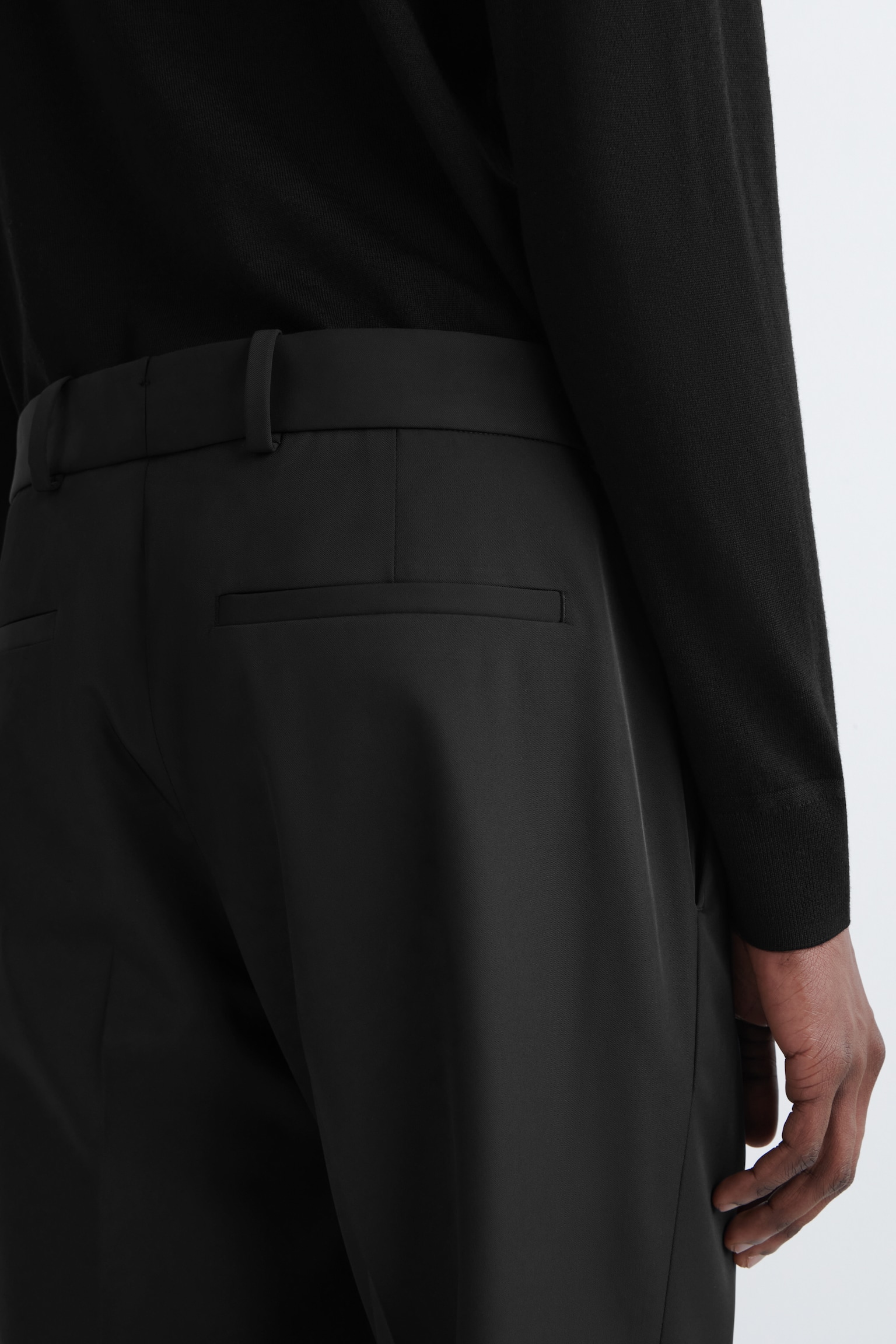 FIGURNÄRA BYXOR I TEKNISK TWILL MED RAKA BEN - SVART - 8
