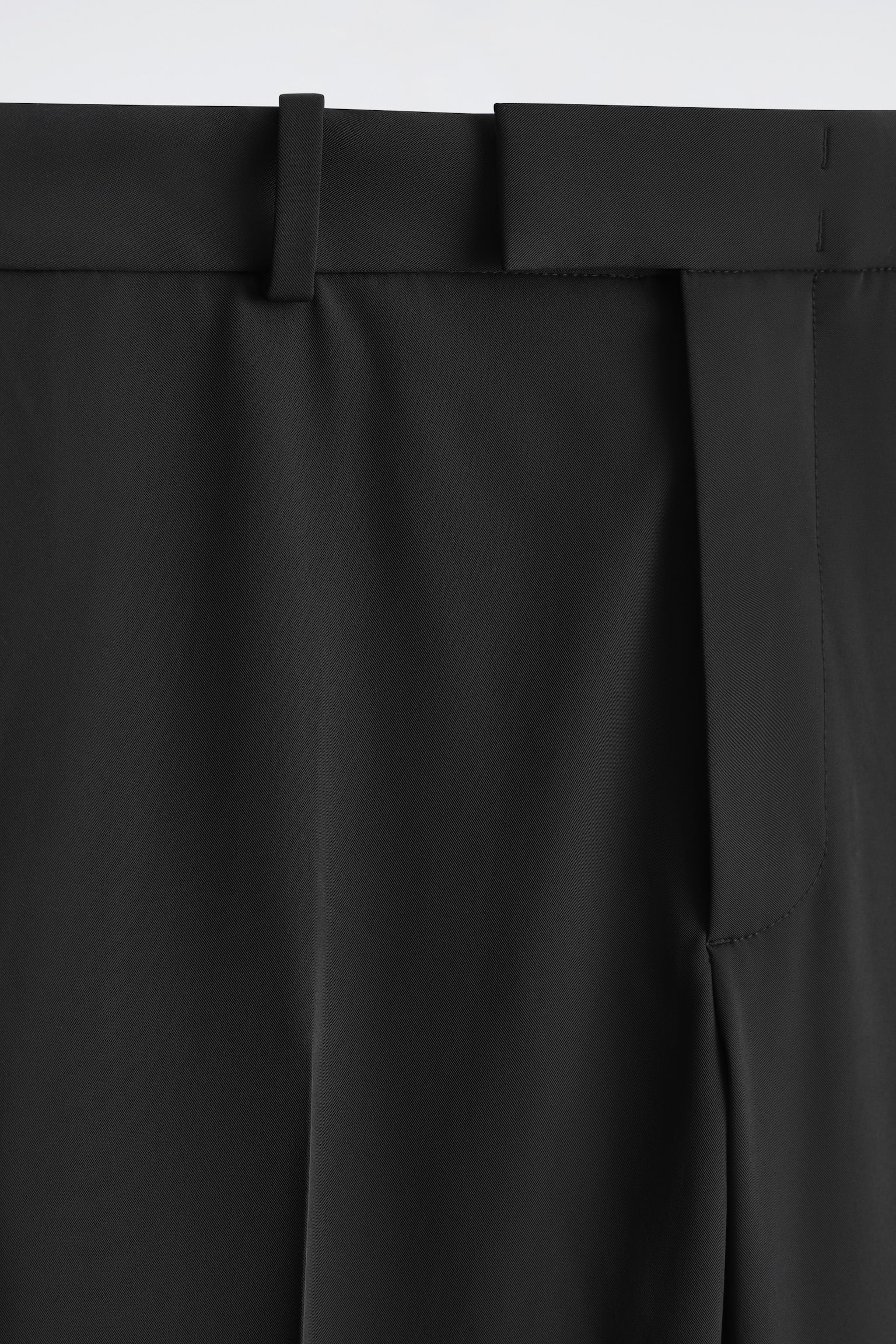 FIGURNÄRA BYXOR I TEKNISK TWILL MED RAKA BEN - SVART - 9