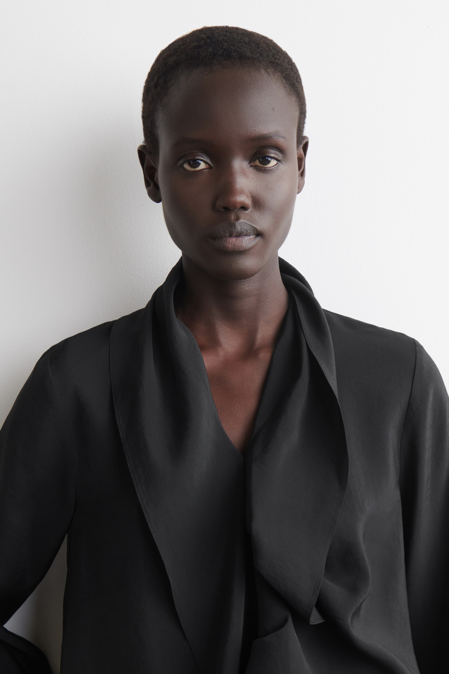 BLUSE MIT VOLANTS UND DRAPIERUNG - SCHWARZ - 8