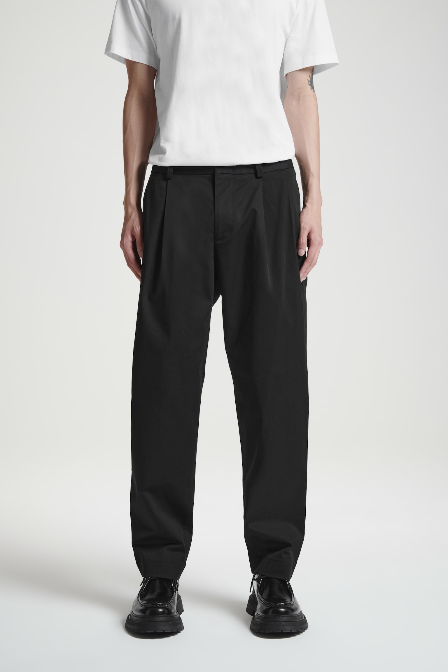 RELAXED PLEATED COTTON TAPERED TROUSERS - BLACK/NAVY/BEIGE - 4