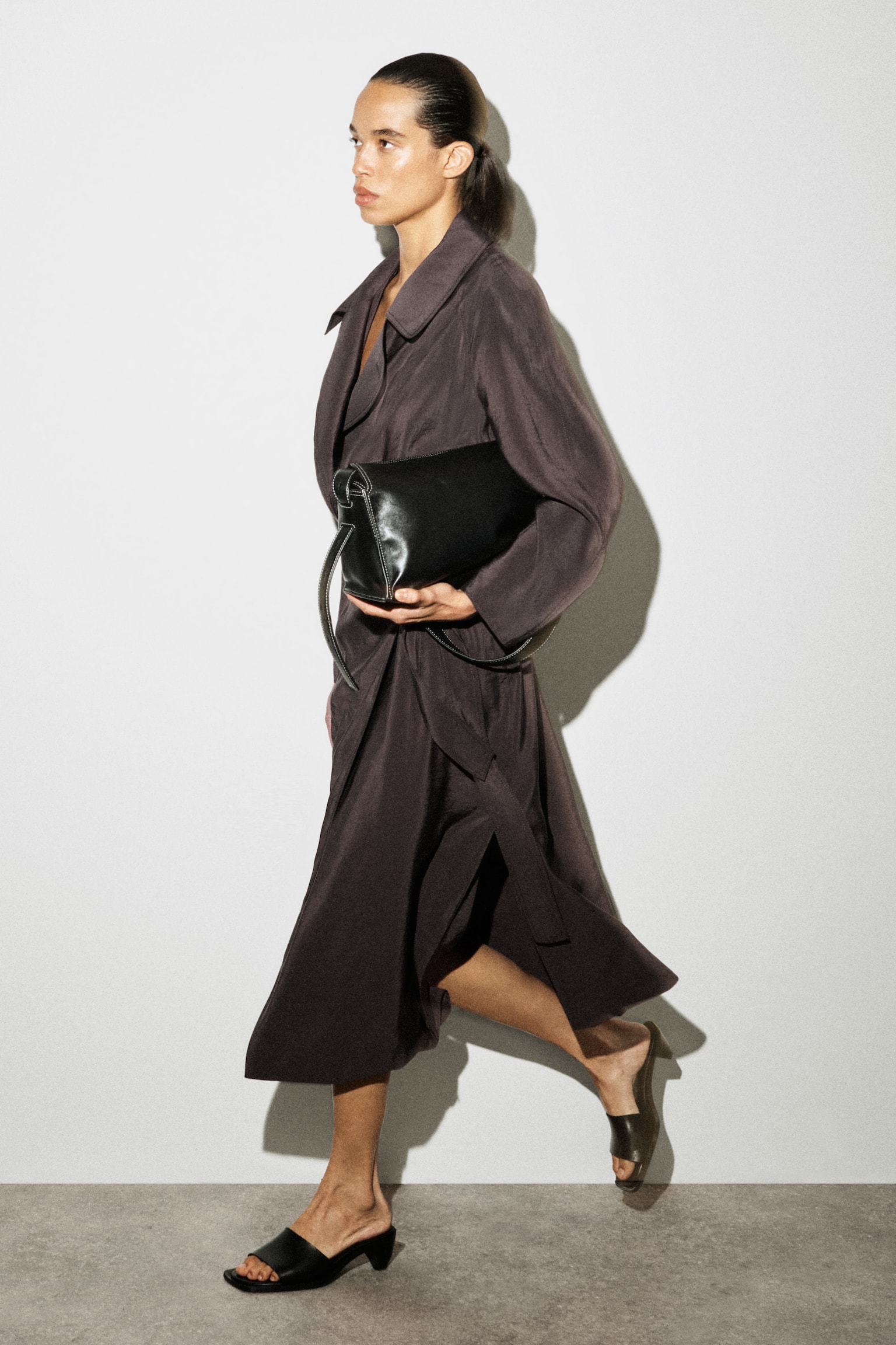 Midi-kjole i trenchstil med funksjonelle detaljer - mørkebrun - 4