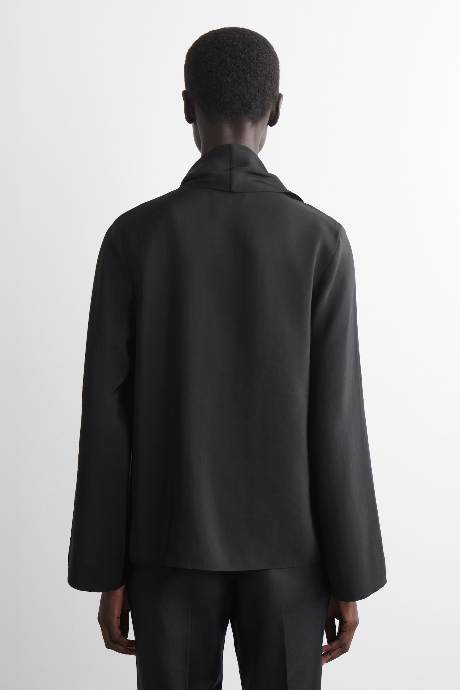 BLUSE MIT VOLANTS UND DRAPIERUNG - SCHWARZ - 7