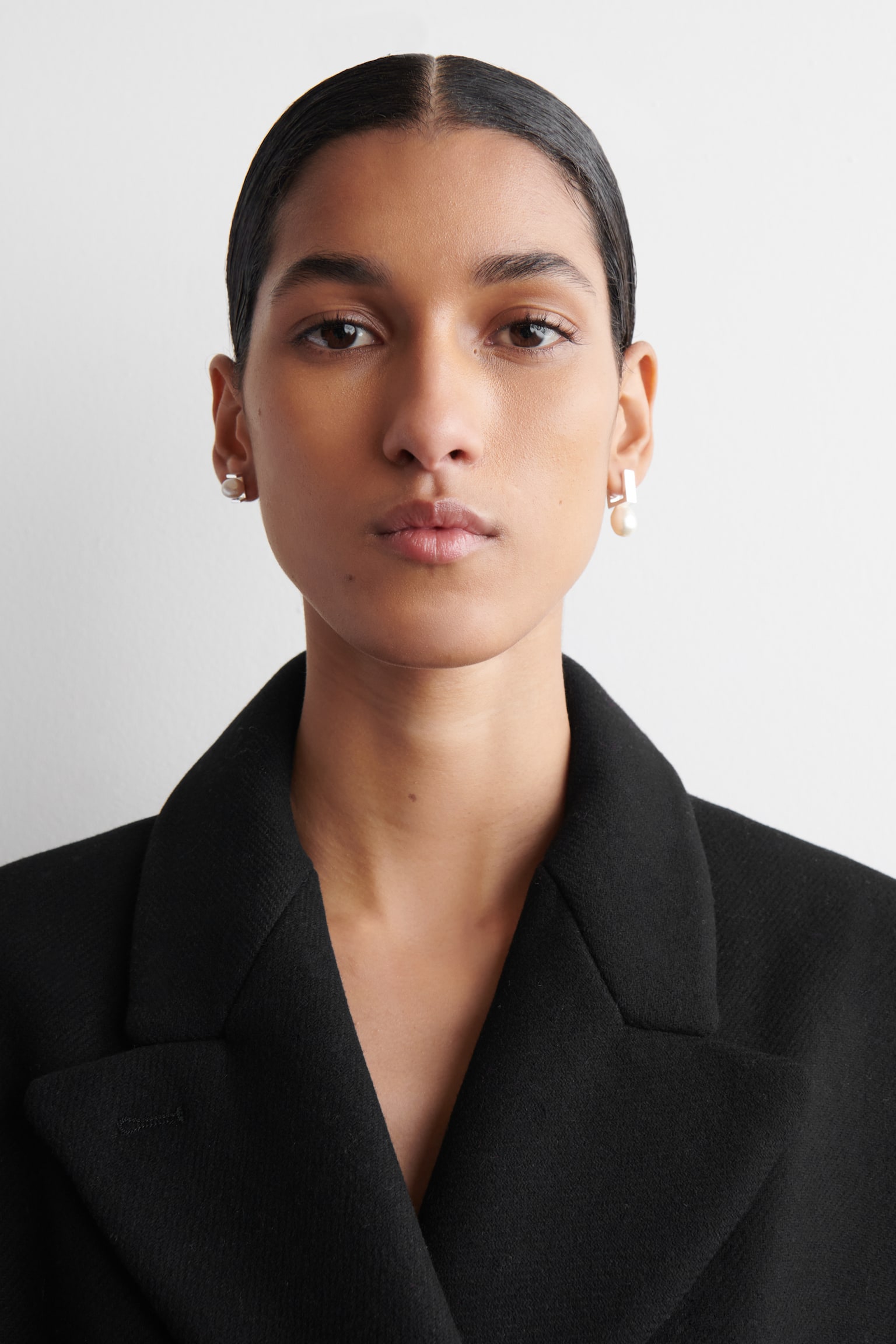 UNTERSCHIEDLICH GESTALTETET OHRRINGE MIT PERLEN - SILBER - 1