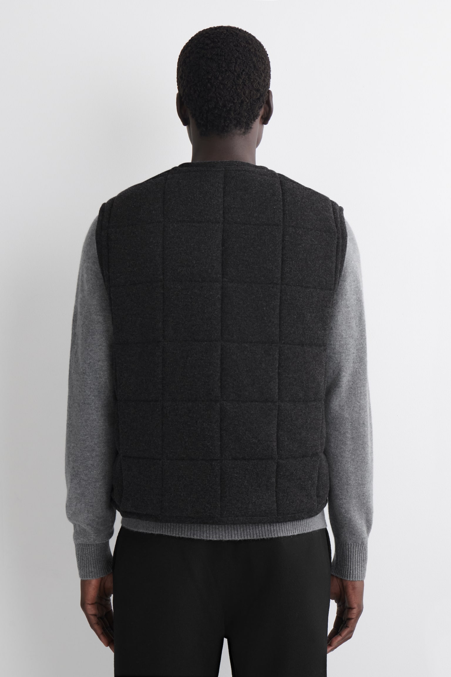 Gewatteerde doorgestikte gebreide gilet van merinowol - ANTRACIET MELANGE - 7