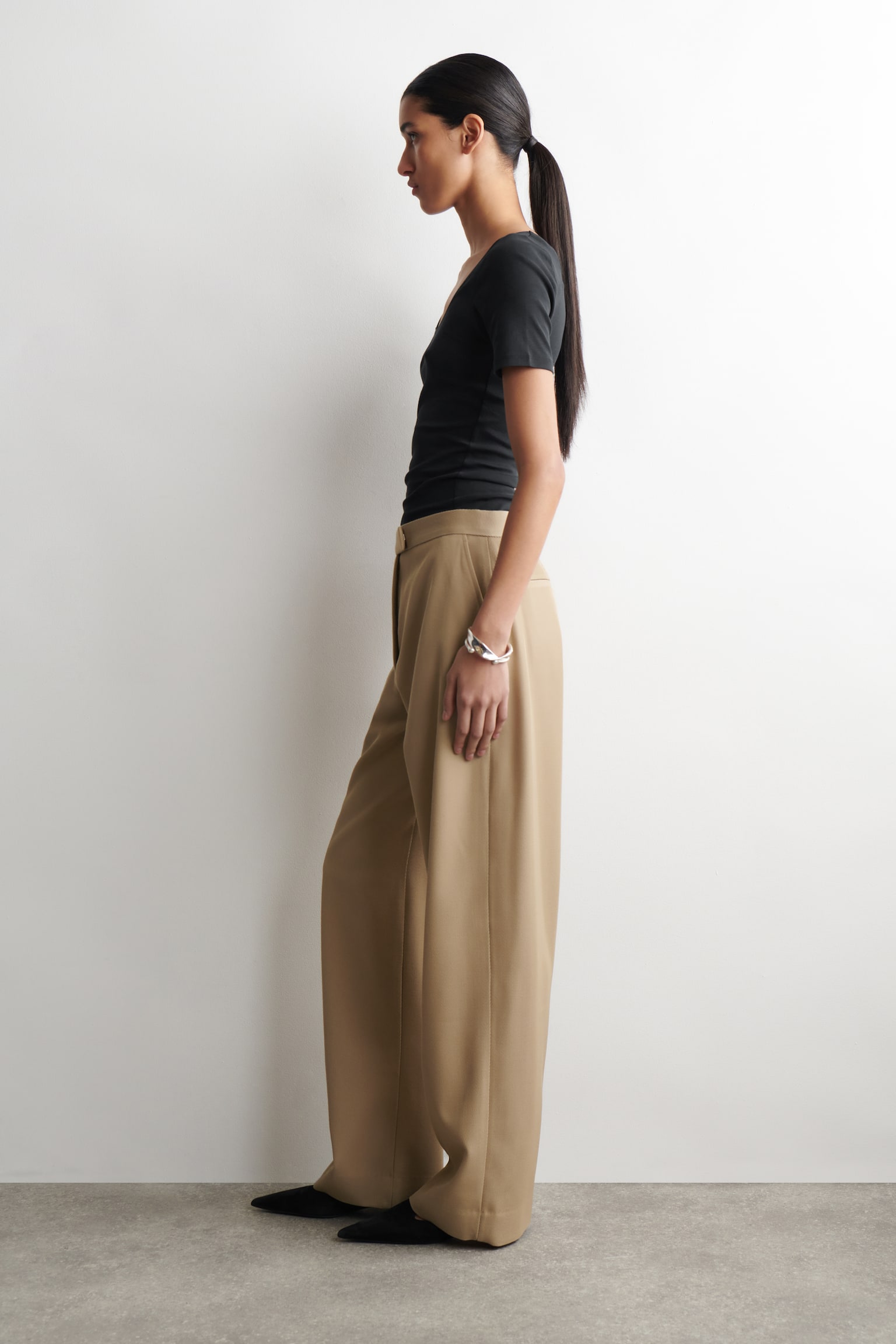 T-SHIRT AUS BAUMWOLLJERSEY MIT SATIN-VERZIERUNG - SCHWARZ/ROSA - 4