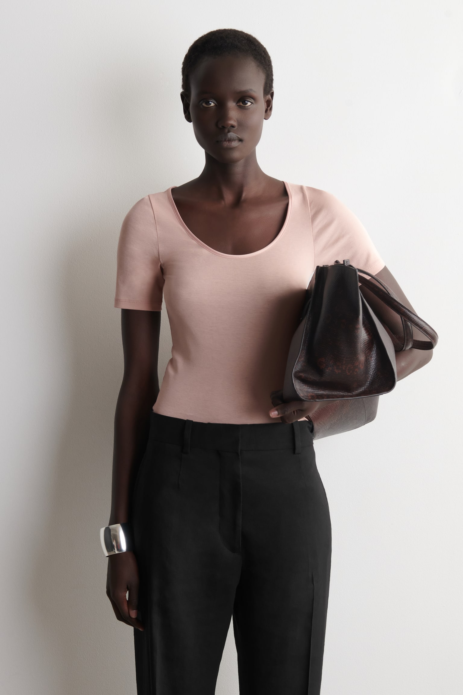 T-SHIRT AUS BAUMWOLLJERSEY MIT SATIN-VERZIERUNG - ROSA/SCHWARZ - 1