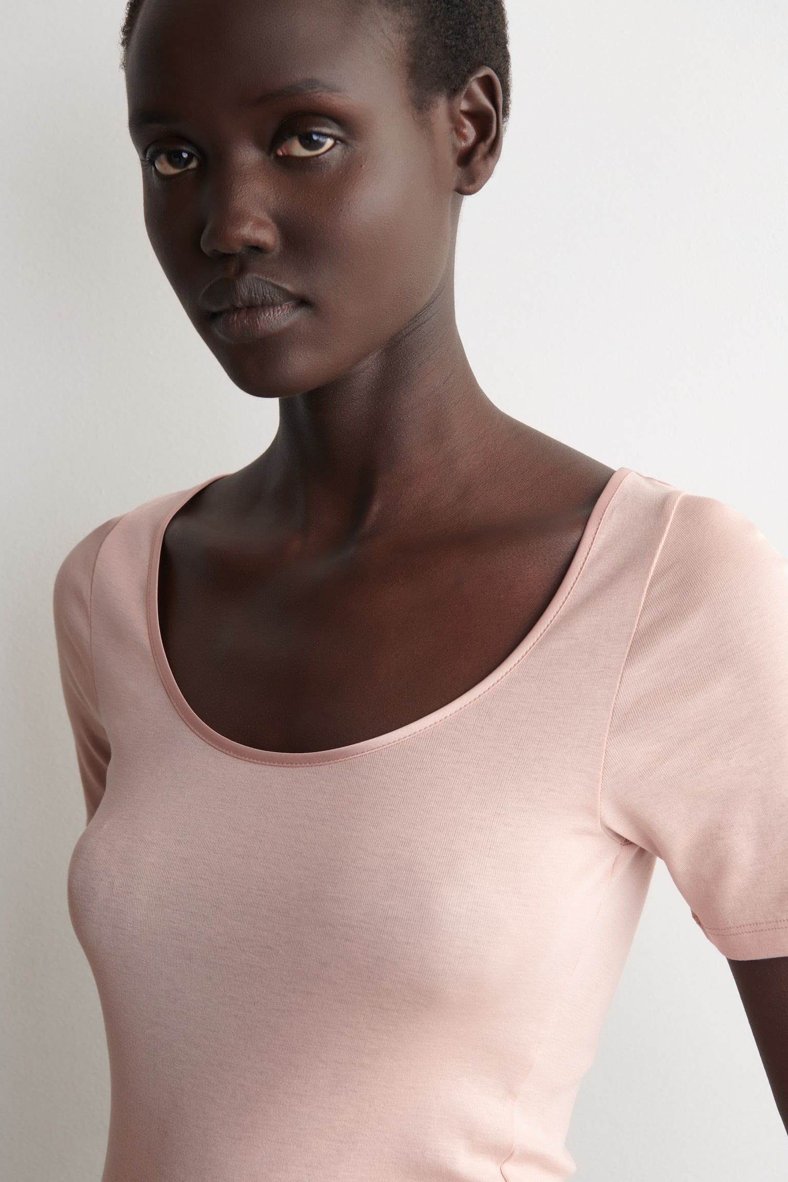 T-SHIRT AUS BAUMWOLLJERSEY MIT SATIN-VERZIERUNG - ROSA/SCHWARZ - 3