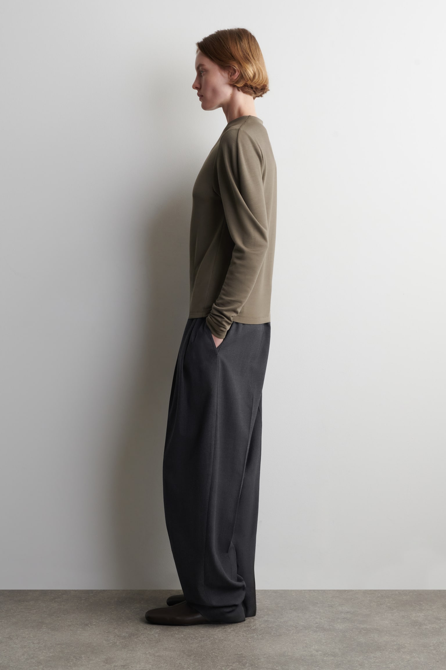 TOP MET AFRONDINGEN AAN DE MOUWEN - DONKER KHAKI/ZWART - 4