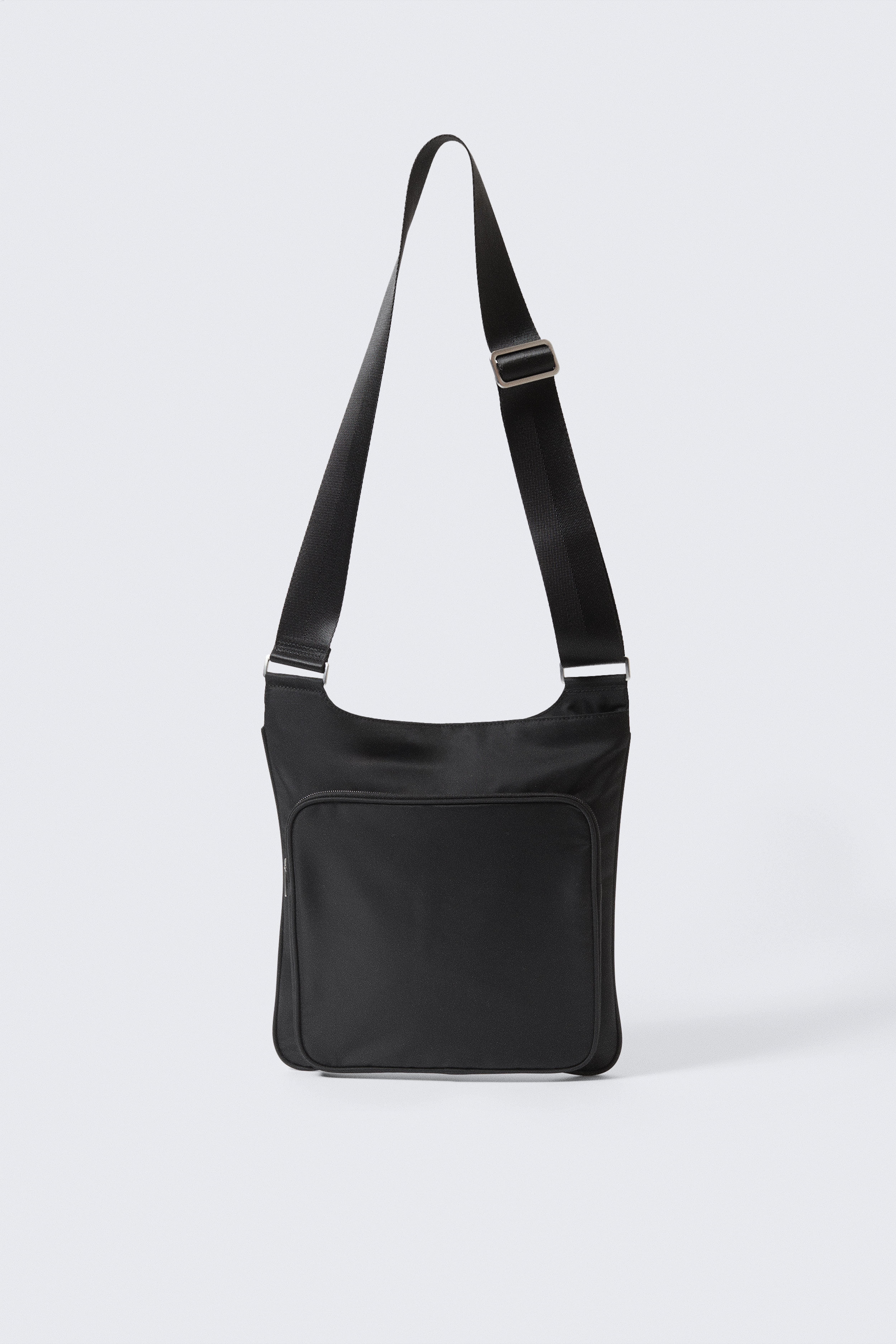Sportliche Crossbody-Bag aus Nylon mit Paspeln - Schwarz