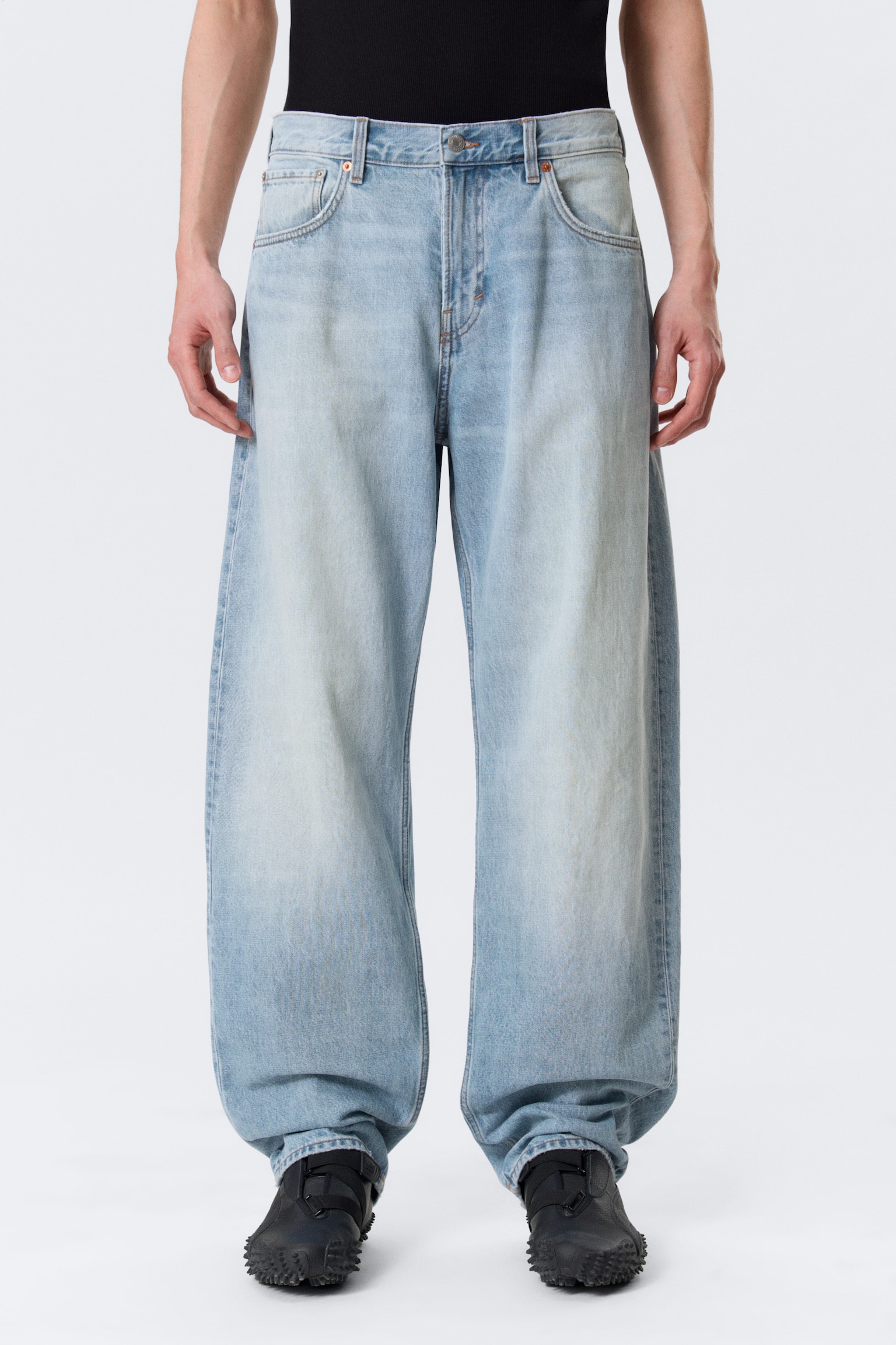 Nebula Mid-Rise Loose Barrel Leg Unisex Jeans - Kimberley Blue – lyseblå/Chelsea Black - Sort/Blue Rinse – mørkeblå - 4
