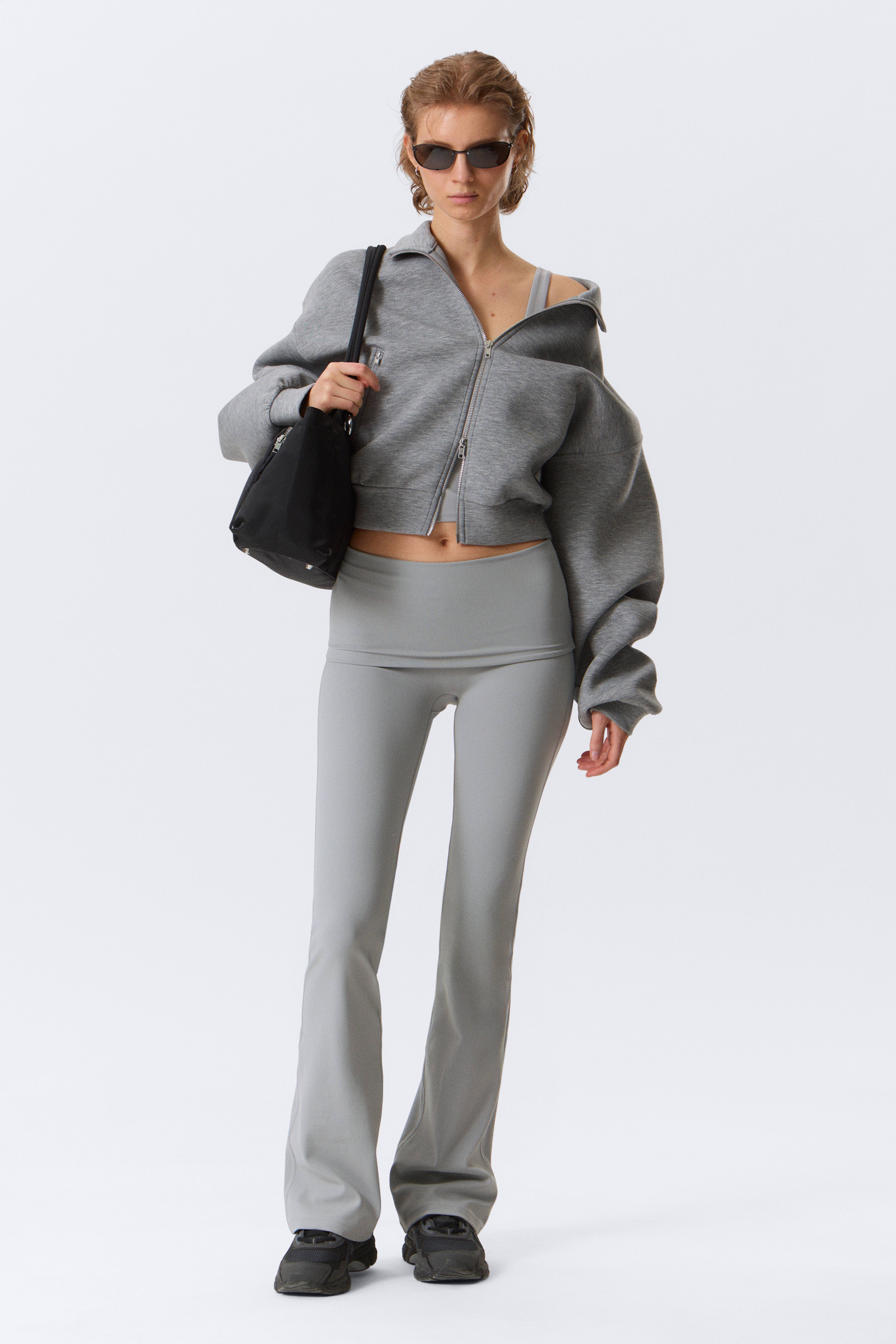 Foldet talje, flared yogatights - Støvet lysegrå/Mørkegrå/Mørkebrun/Hvid/Sort/Mørkebrun/Mørk kakigrøn