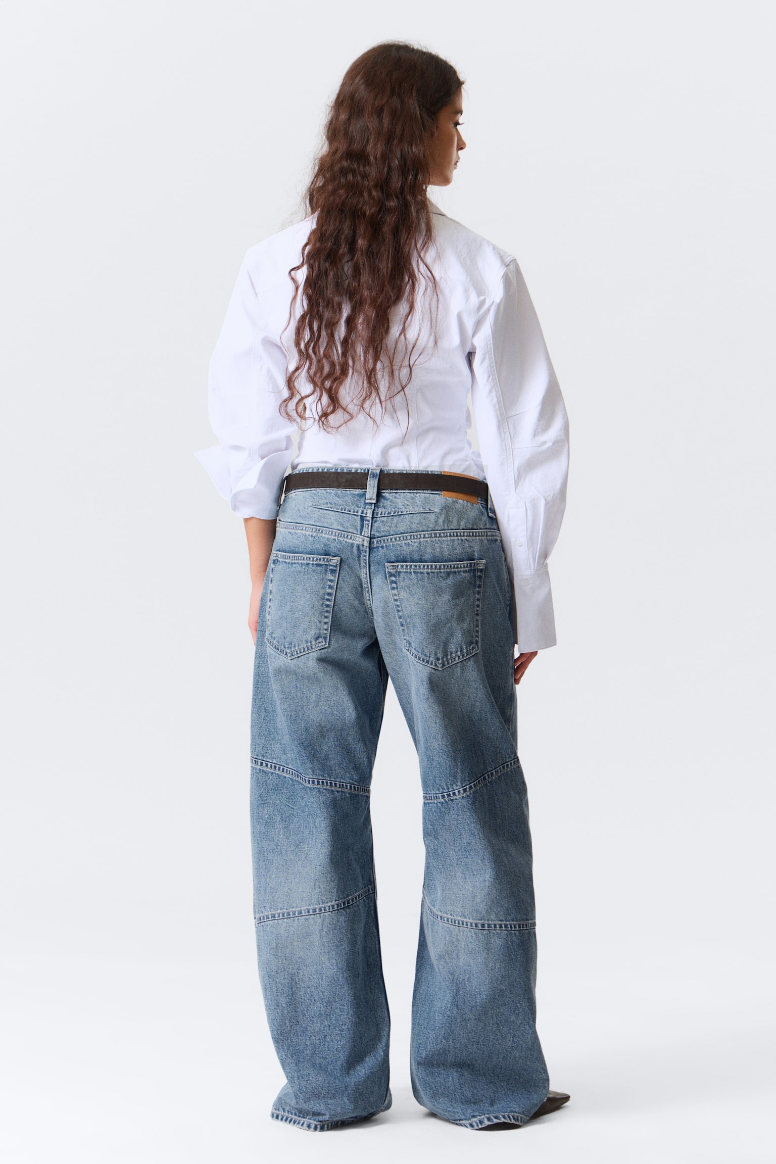 Lavtaljede løse jeans med tøndeformet ben i workwear-stil - Mid Blue – mellemblå - 4