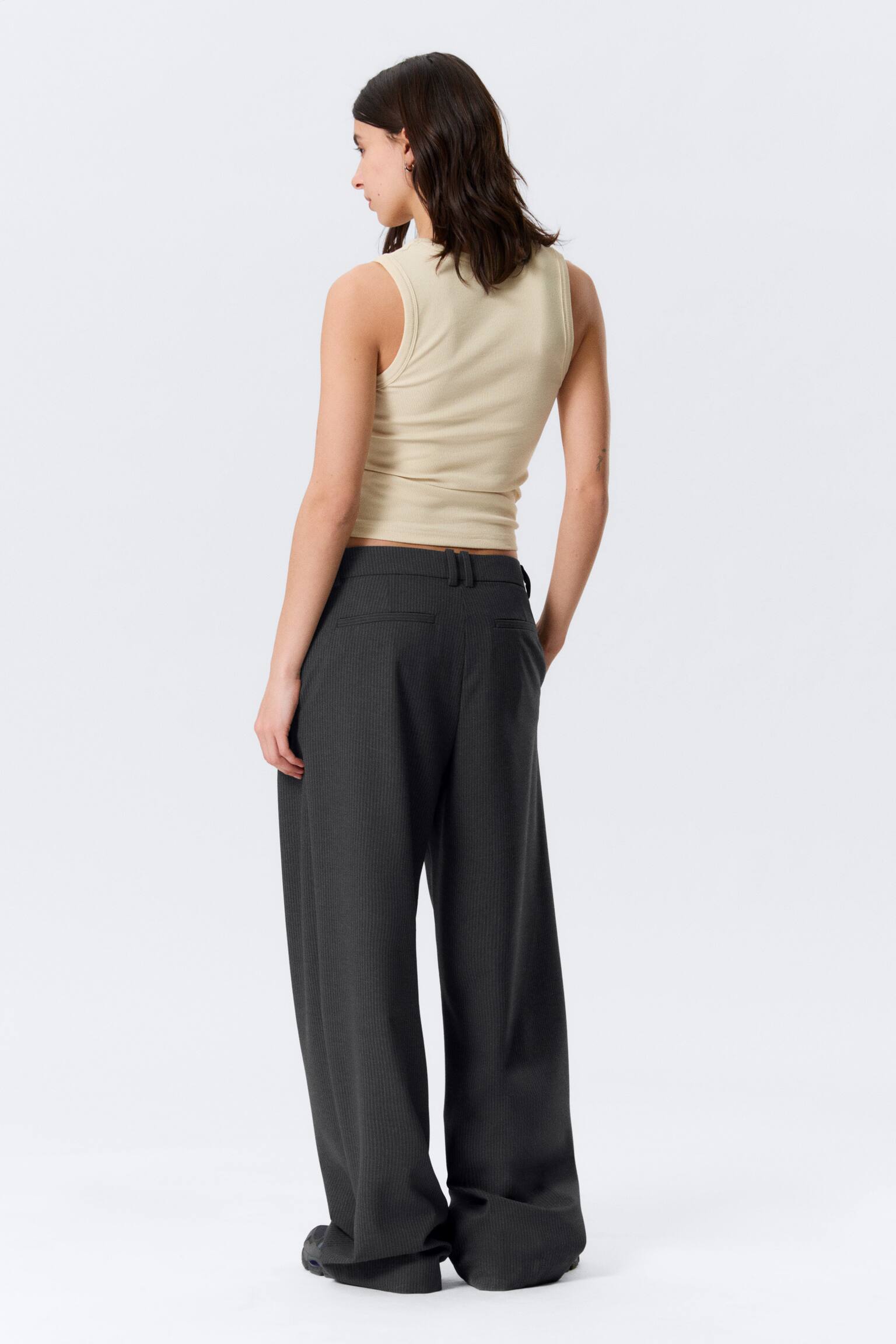 Low-Waisted Loose Fit Suit Trousers - Tmavě šedá s proužky/Black/Tmavě šedý melír - 6