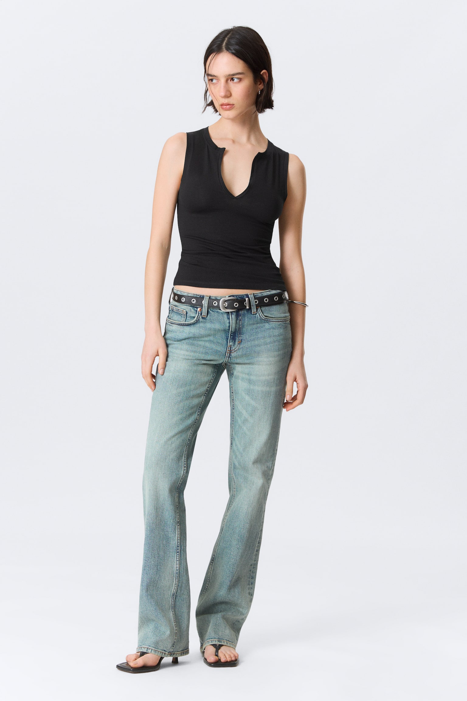 Тясна безръкавна блуза с V-образно деколте - Черен/Светло розово - 4