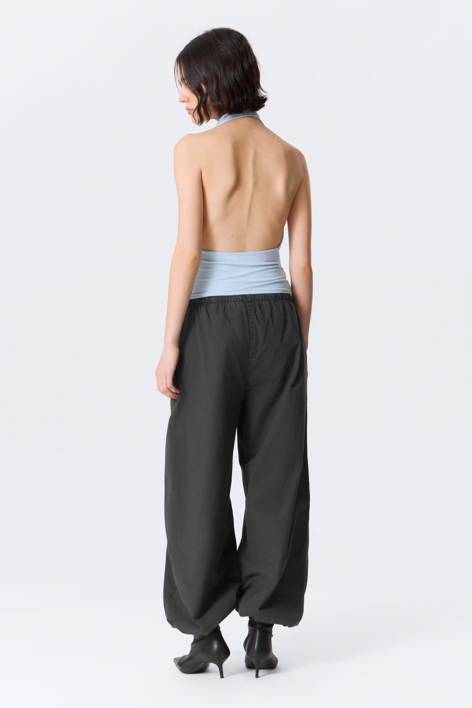 Drapiertes Neckholder-Top - Hellblau/Schwarz - 5