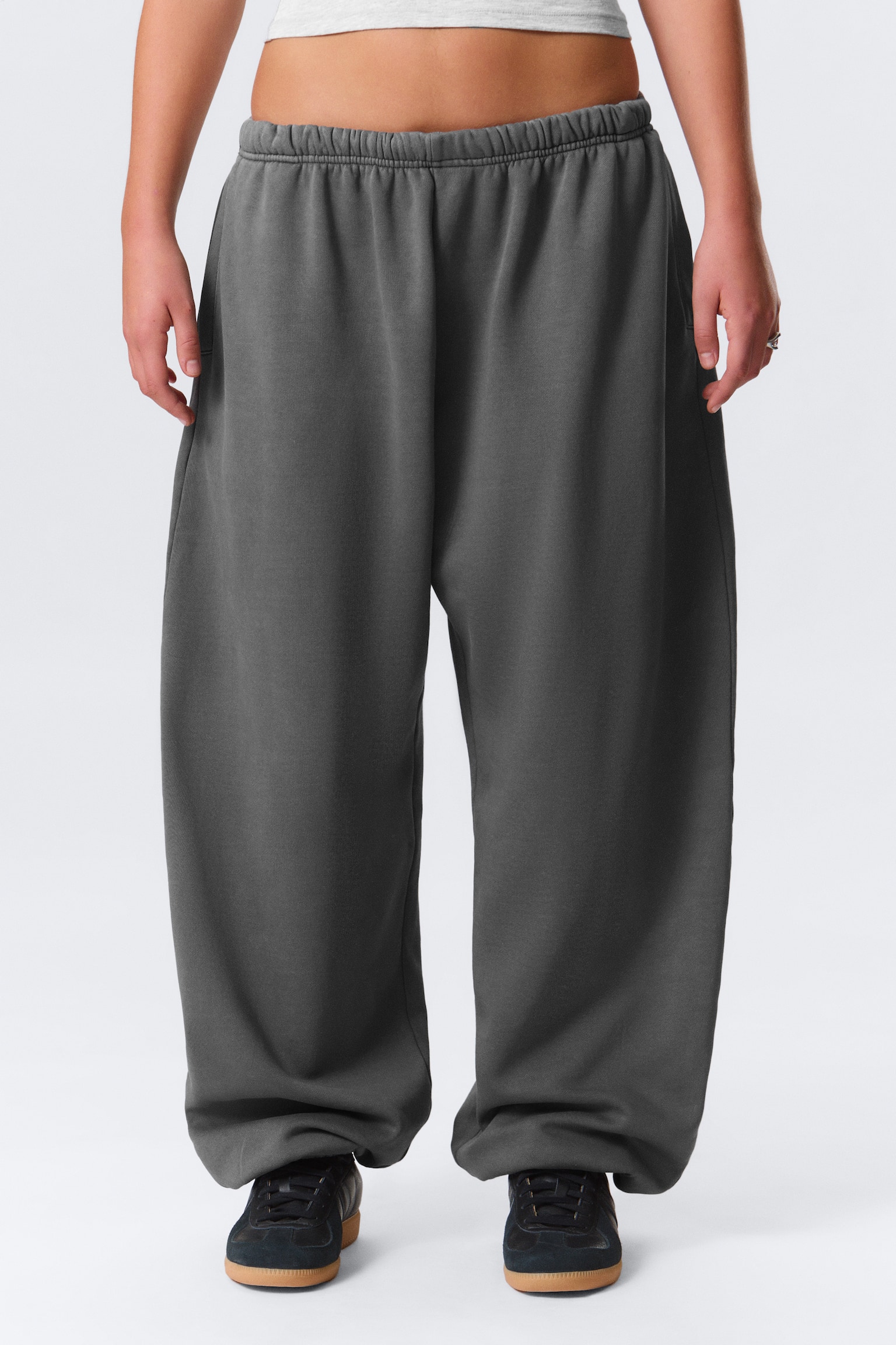 Lockere Sweatpants aus schwerem Baumwollfleece - Verwaschenes Schwarz/Schwarz/Grau meliert - 3