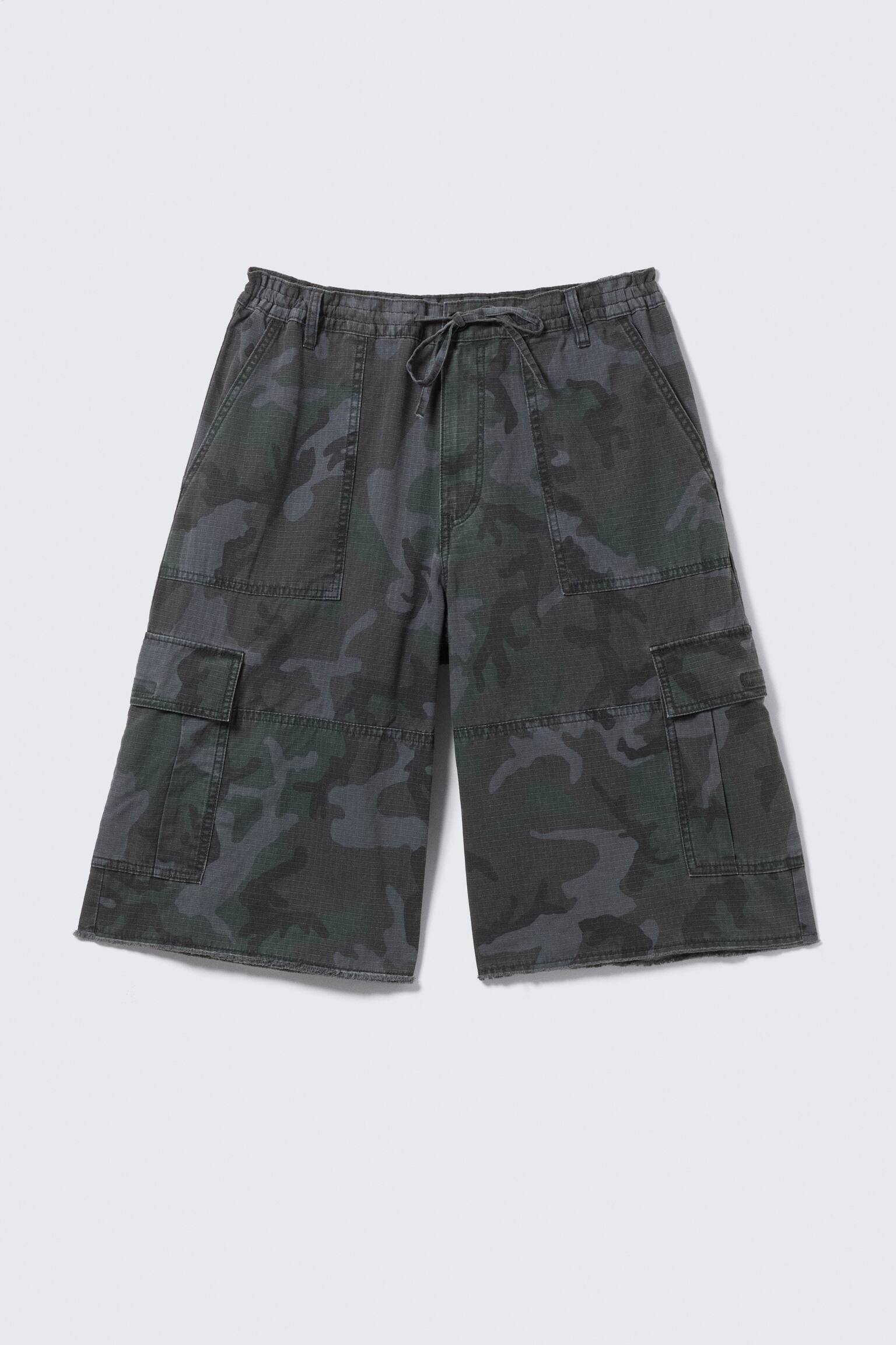 Mid-rise løse cargo shorts i knælængde - Marine Camo - 1