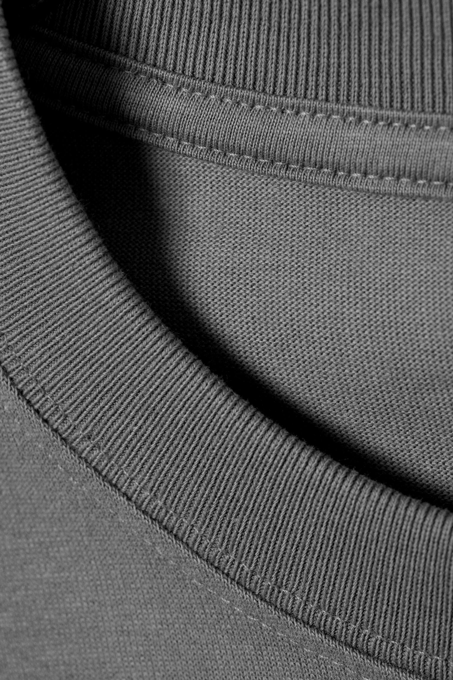 Boxy Longsleeve mit lockerer Passform - Staubgrau/Weiß & Navy gestreift/Weiß/Schwarz/Dunkles Marineblau/Blau & weiß gestreift/Helles Maulwurfsgrau/Dunkelbraun gestreift/Gewaschenes Blau/Dunkelgrün/Dunkelbraun - 4