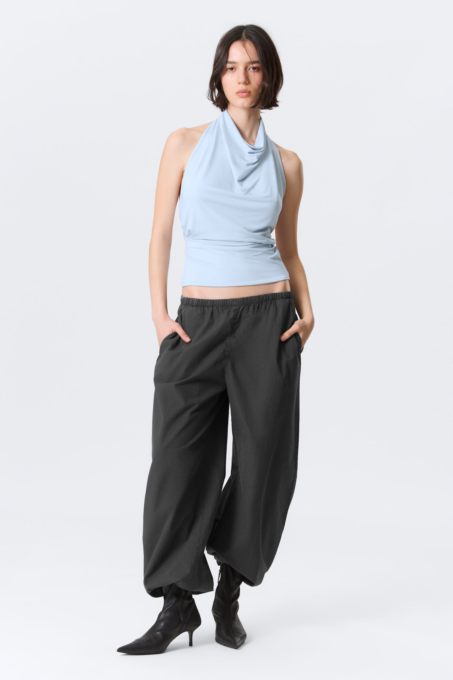 Drapiertes Neckholder-Top - Hellblau/Schwarz - 4