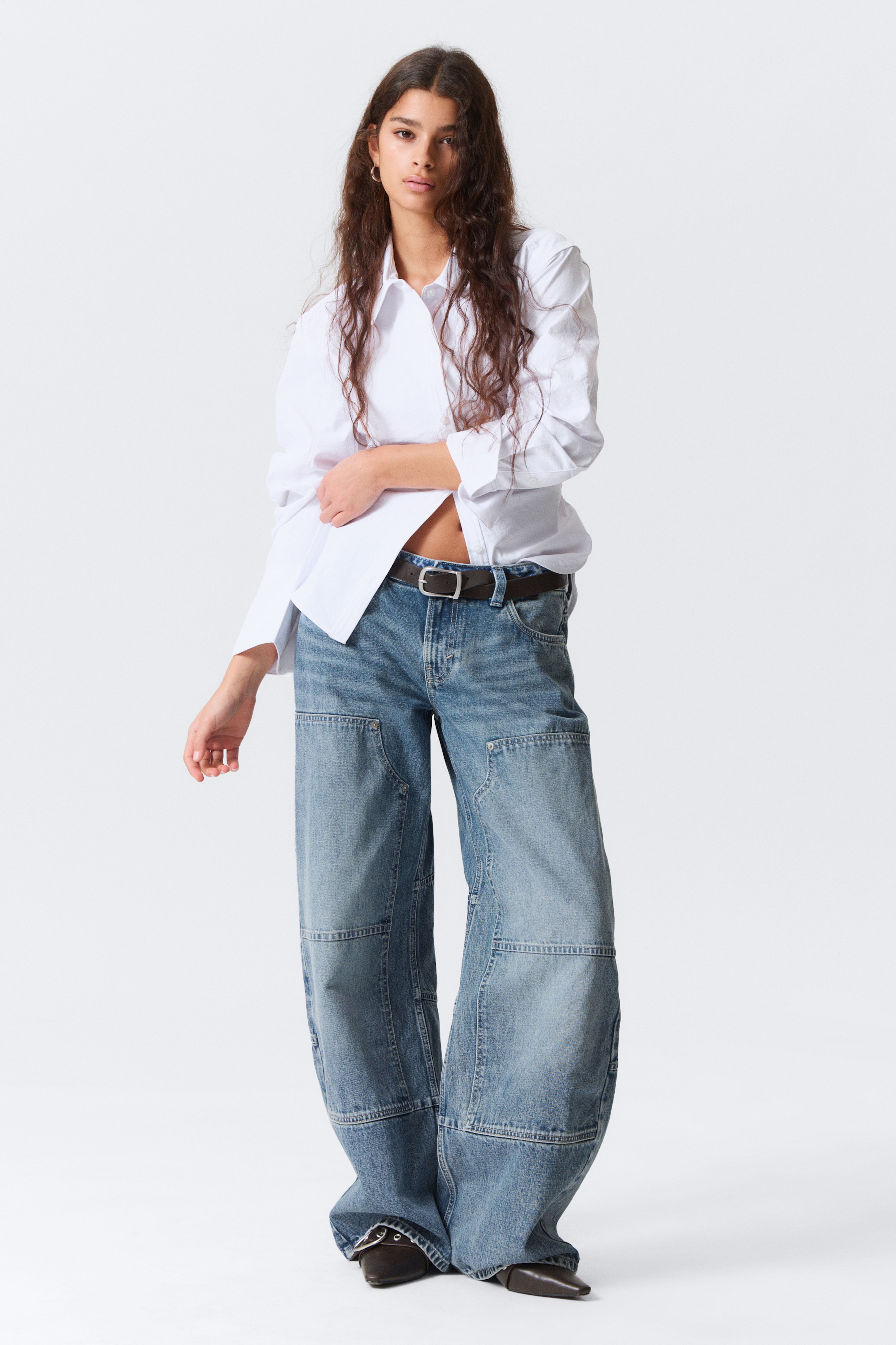 Lavtaljede løse jeans med tøndeformet ben i workwear-stil - Mid Blue – mellemblå