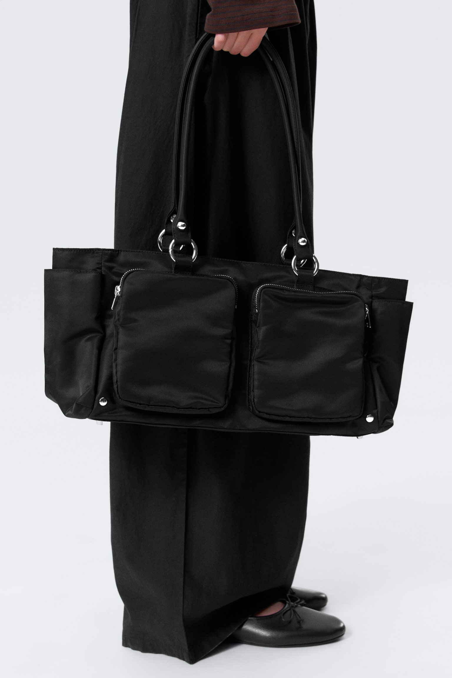 Средно голяма чанта за рамо с джобове - Черен/Тъмно каки зелено - 2