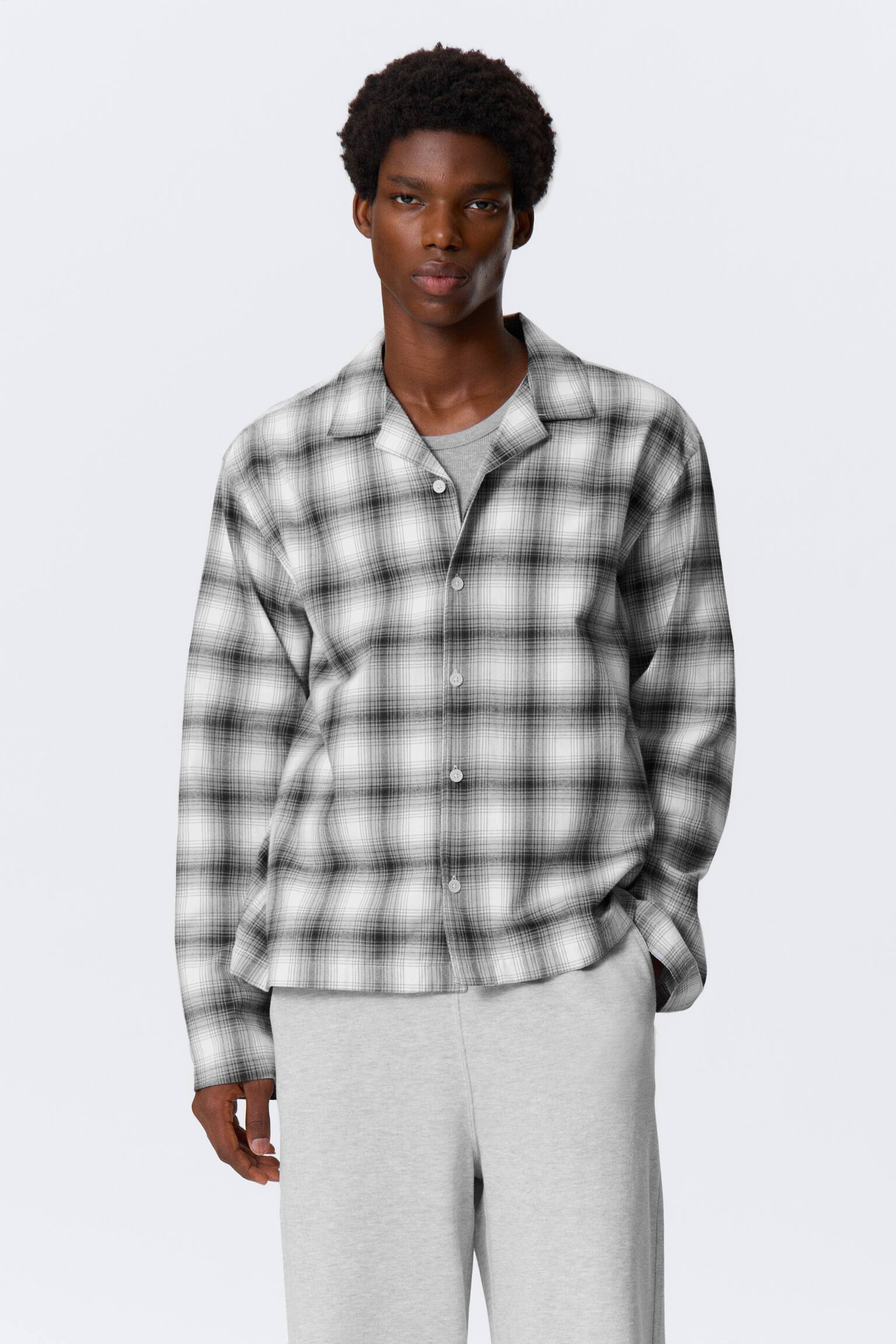 Пижамена риза от фланел в свободна кройка - Карирано бяло/каре в тъмнокафяво - 6