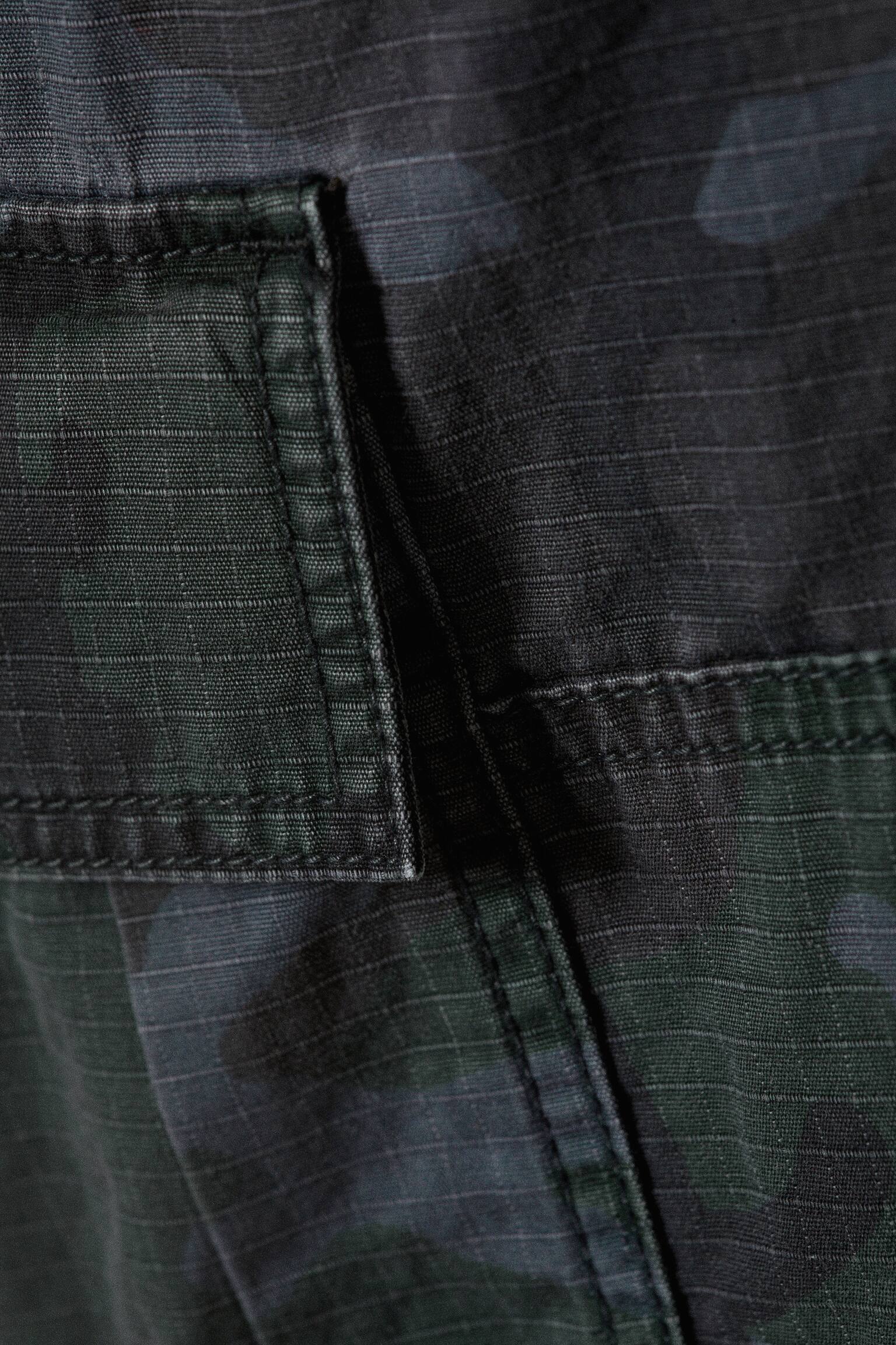 Mid-rise løse cargo shorts i knælængde - Marine Camo - 6
