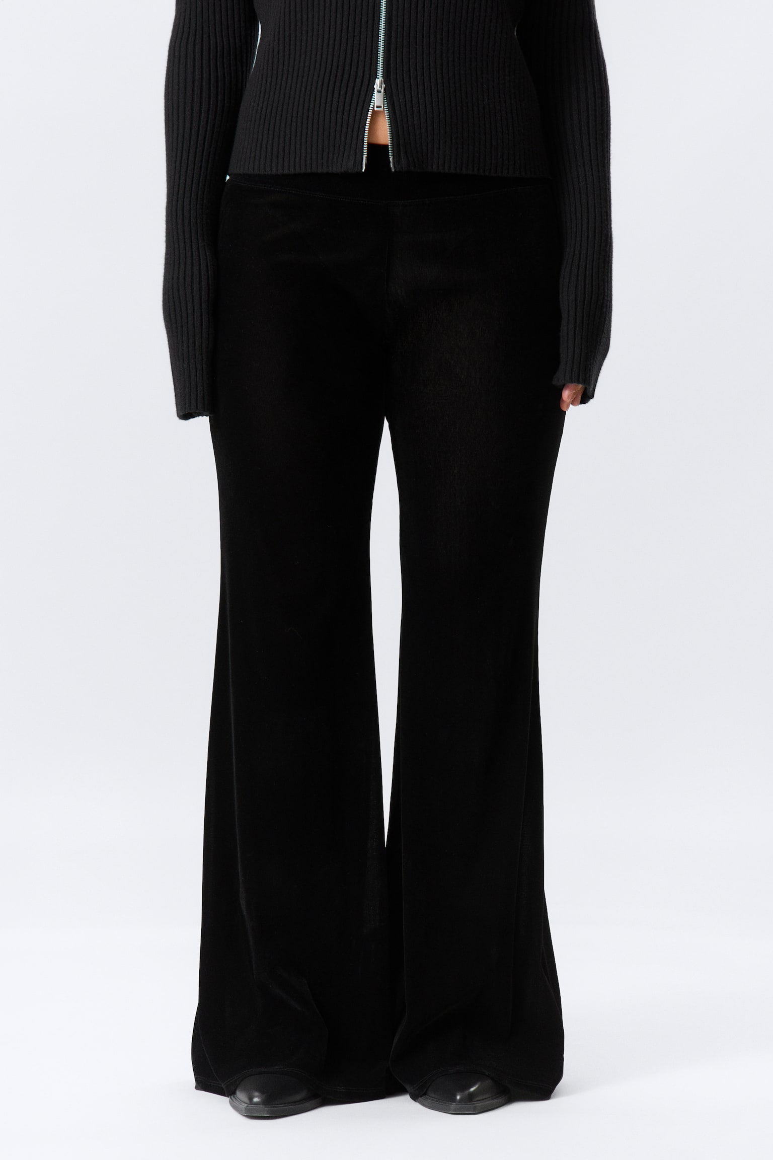 Hüfttiefe, leicht ausgestellte Hose aus Samt-Mesh - Schwarz - 4