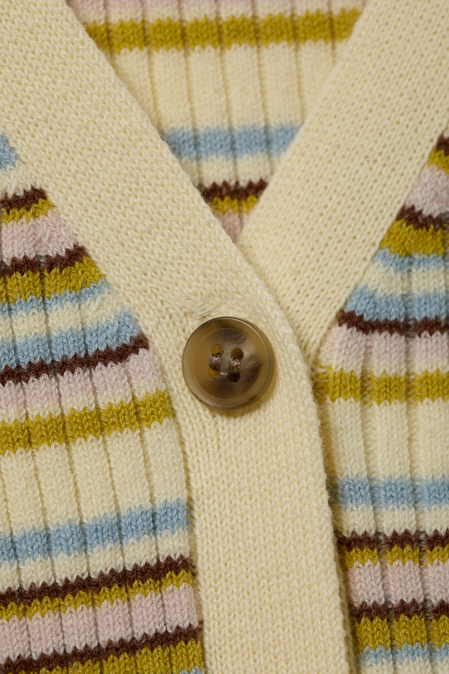 Gestrickter Cardigan mit V-Ausschnitt - Hellgelb gestreift/Dunkelbraun - 3