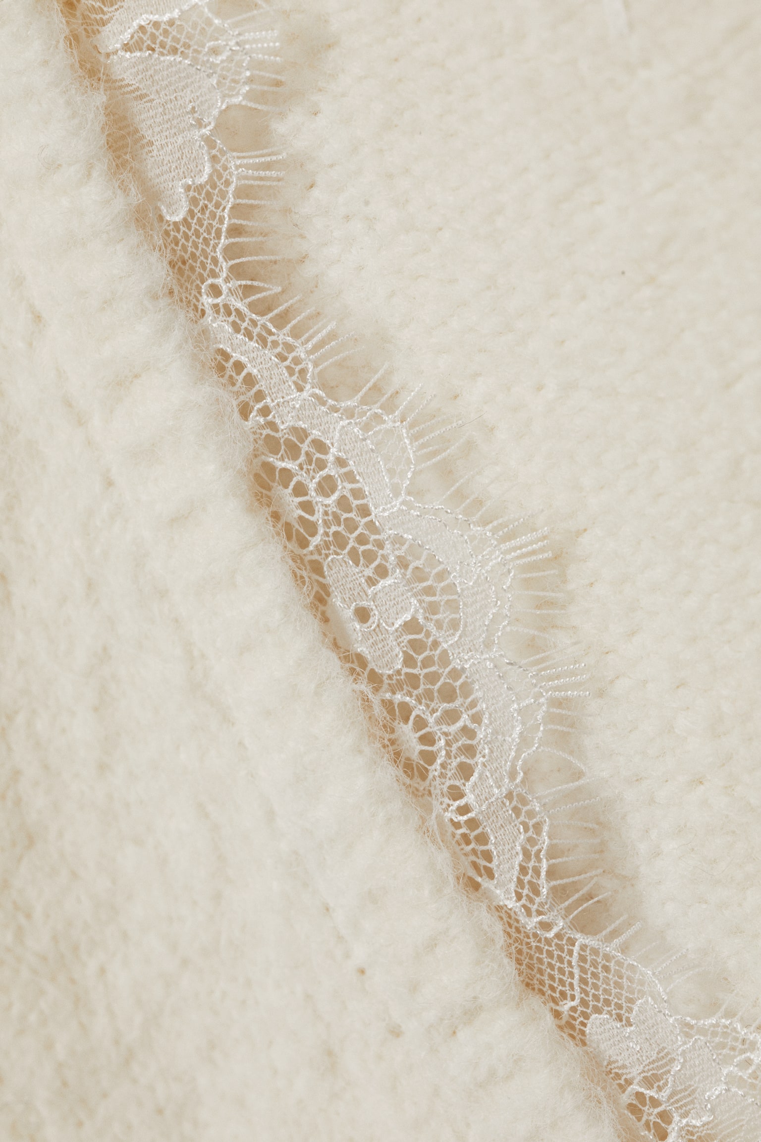 Pullover mit V-Ausschnitt und Spitzenbesatz - Weiß - 3