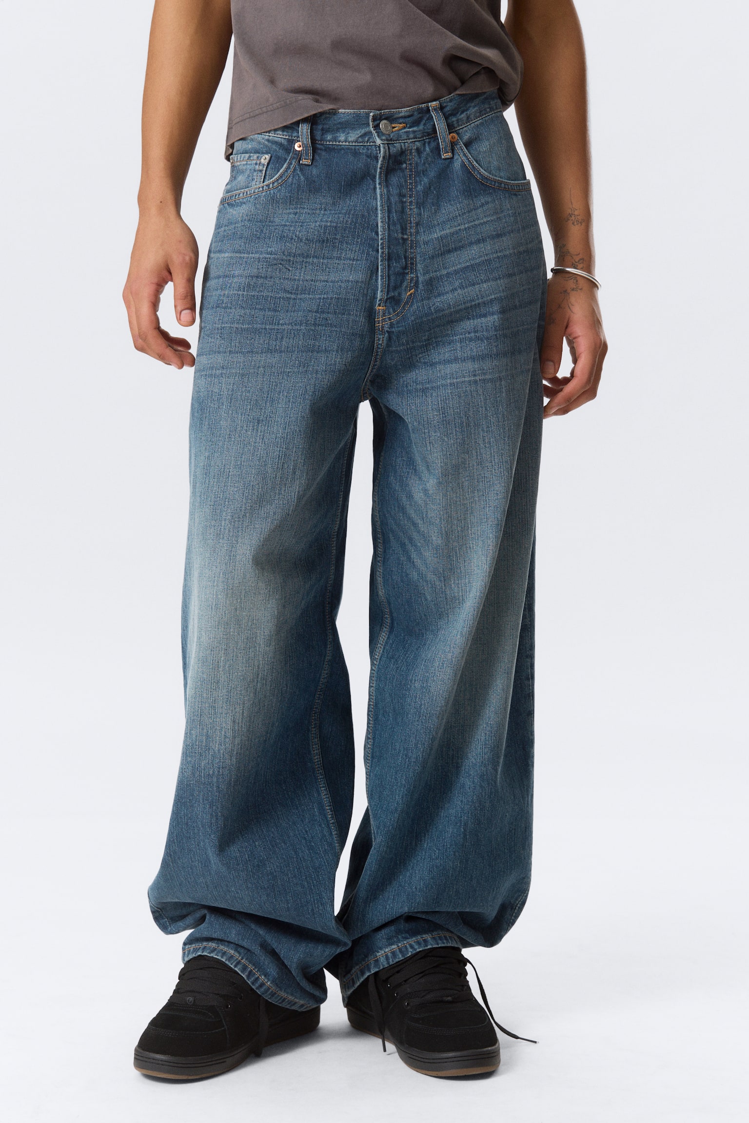 Astro Mid Waist Loose Baggy Leg Unisex Jeans - Blue Hymn - Mellanblå/Kimberley Blue - Ljusblå/Chelsea Black - Svart/Blue Rinse - Mörkblå/Tuned Black - Svart/Blue Stream - Mellanblå/Black Rinse - Svart/Board Blue - Mellanblå/Arizona Blue - Mellanblå/Mine Grey - Grå - 6
