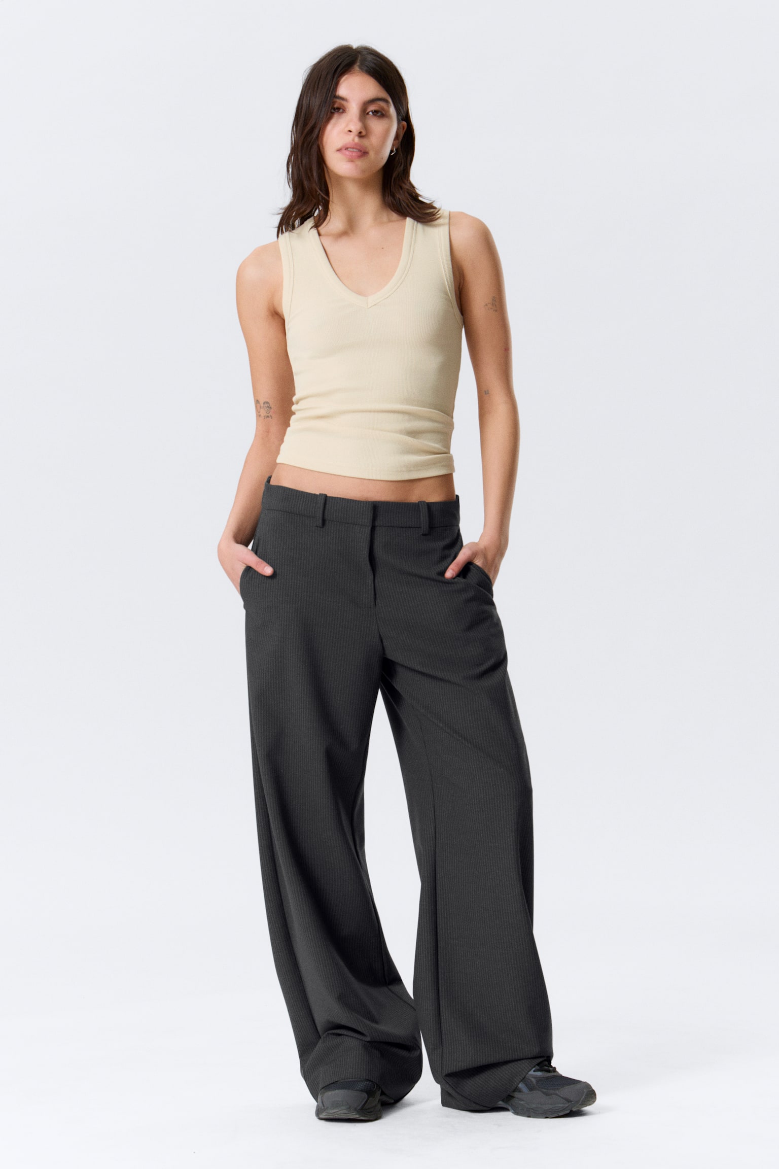 Low-Waisted Loose Fit Suit Trousers - Tmavě šedá s proužky/Black/Tmavě šedý melír - 1