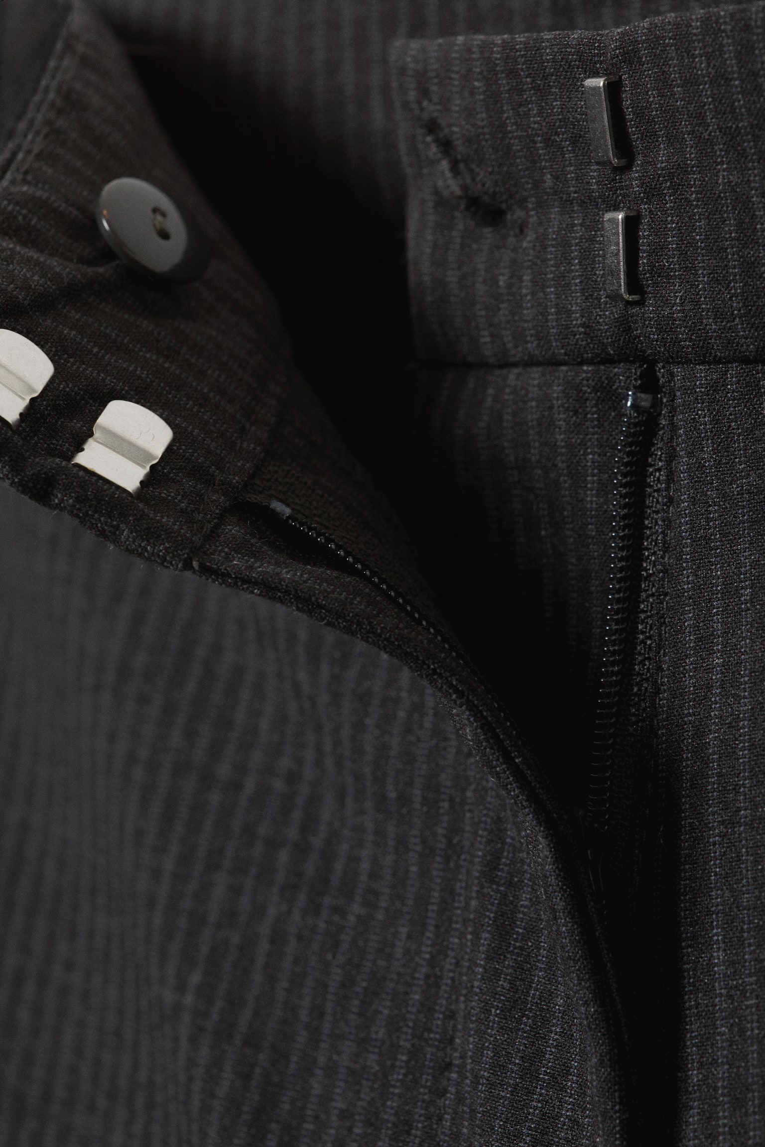 Low-Waisted Loose Fit Suit Trousers - Tmavě šedá s proužky/Black/Tmavě šedý melír - 5