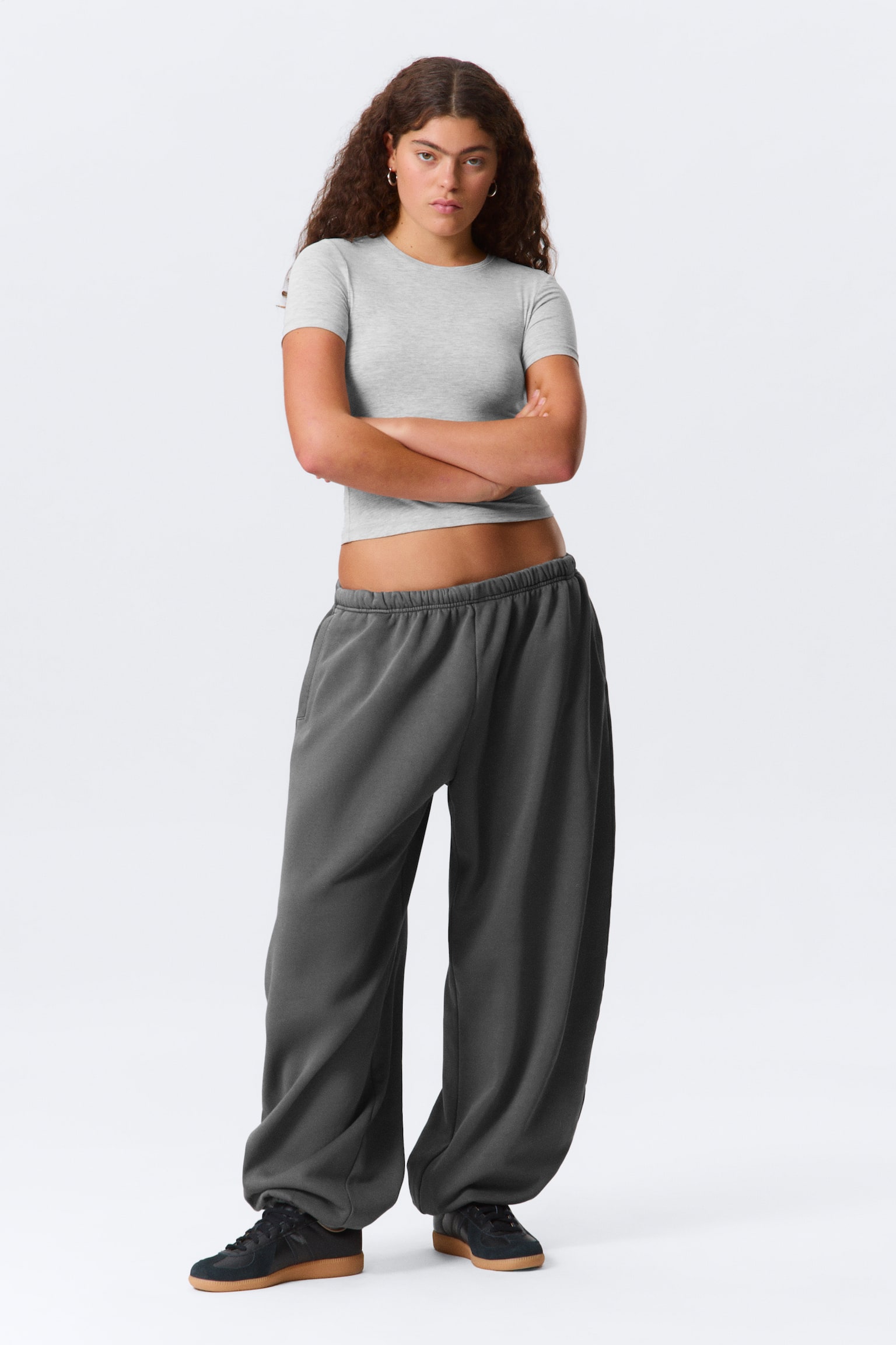 Lockere Sweatpants aus schwerem Baumwollfleece - Verwaschenes Schwarz/Schwarz/Grau meliert - 1