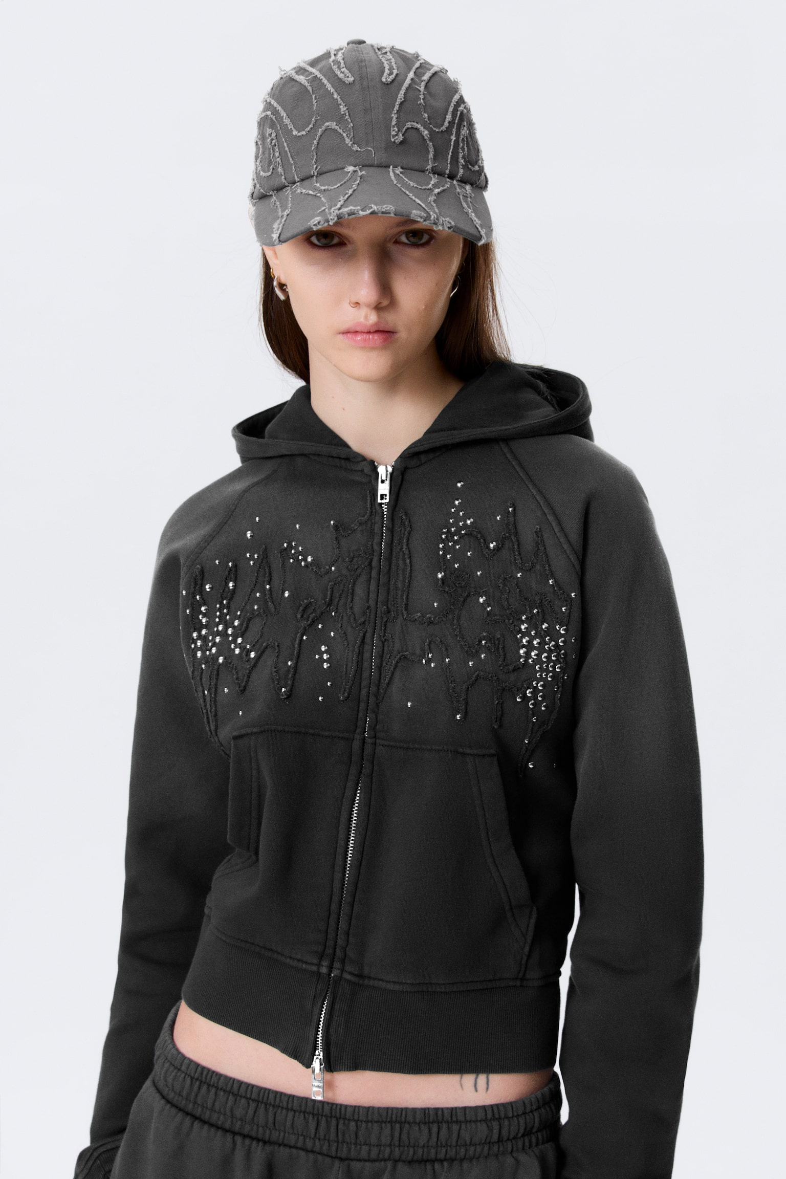 Baseballová šiltovka z bavlneného plátna s efektom opotrebovania - Vyšívaná opraná čierna/Krátka čierna/Opraná hrdzavá/Sivá - Roztrhaný maskáč - 1