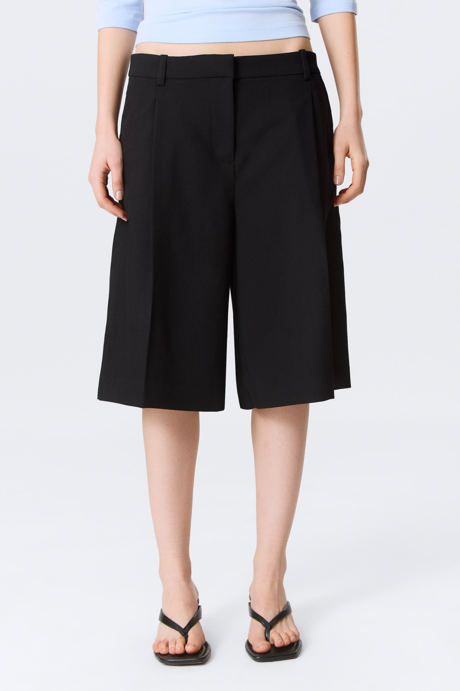 Alacsony derekú, bő szabású, rakott rövidnadrág - Fekete/Sötétszürke - halszálkás - 3